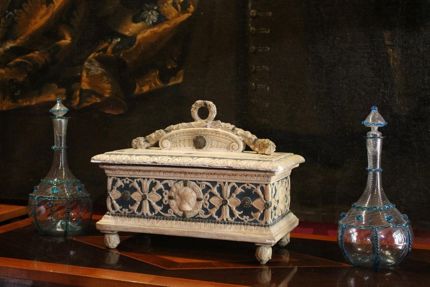 italien Boîte à couvercle en bois laquée et peinte en gesso de style Renaissance du 19ème siècle en vente
