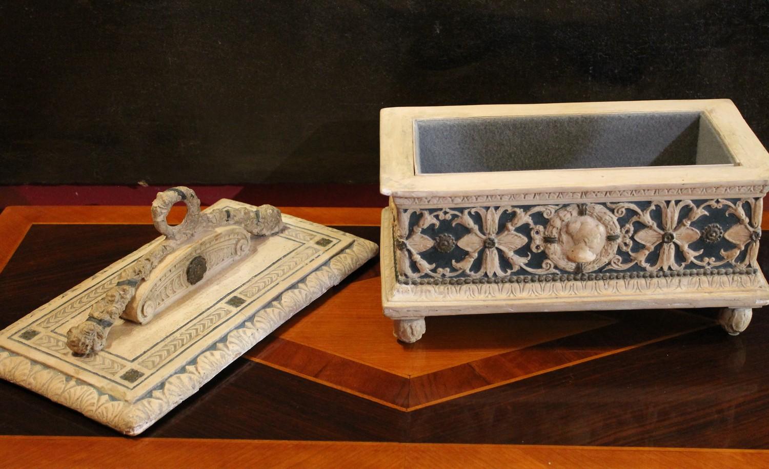 Laqué Boîte à couvercle en bois laquée et peinte en gesso de style Renaissance du 19ème siècle en vente