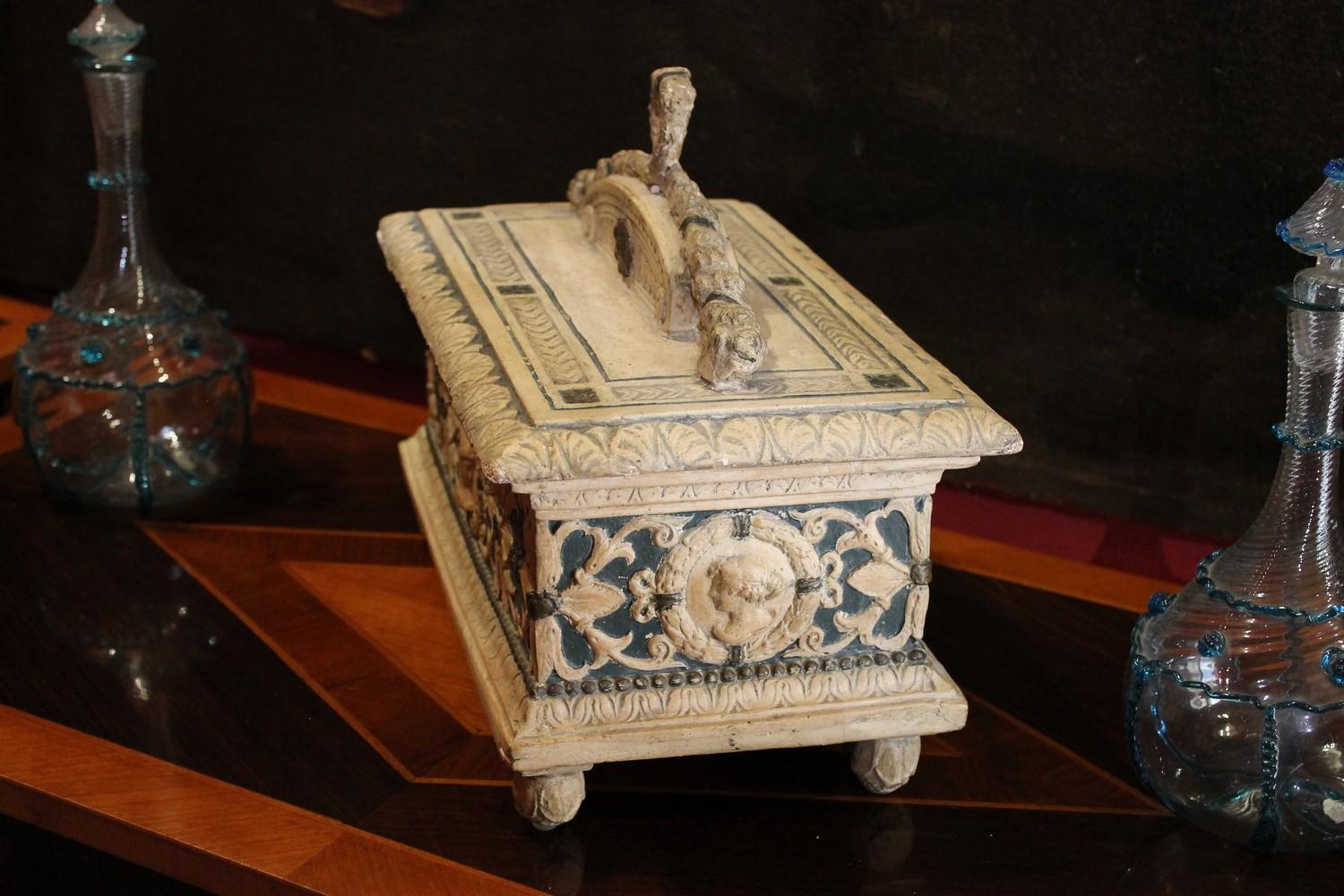 Boîte à couvercle en bois laquée et peinte en gesso de style Renaissance du 19ème siècle Bon état - En vente à Firenze, IT