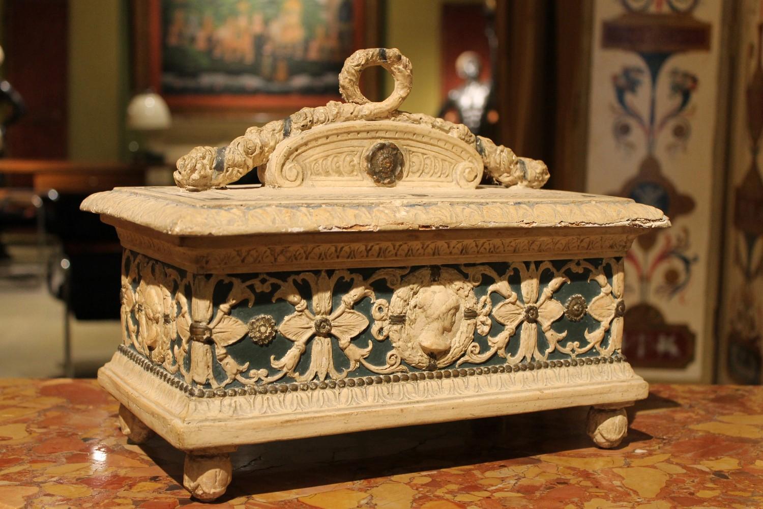 Gesso Boîte à couvercle en bois laquée et peinte en gesso de style Renaissance du 19ème siècle en vente