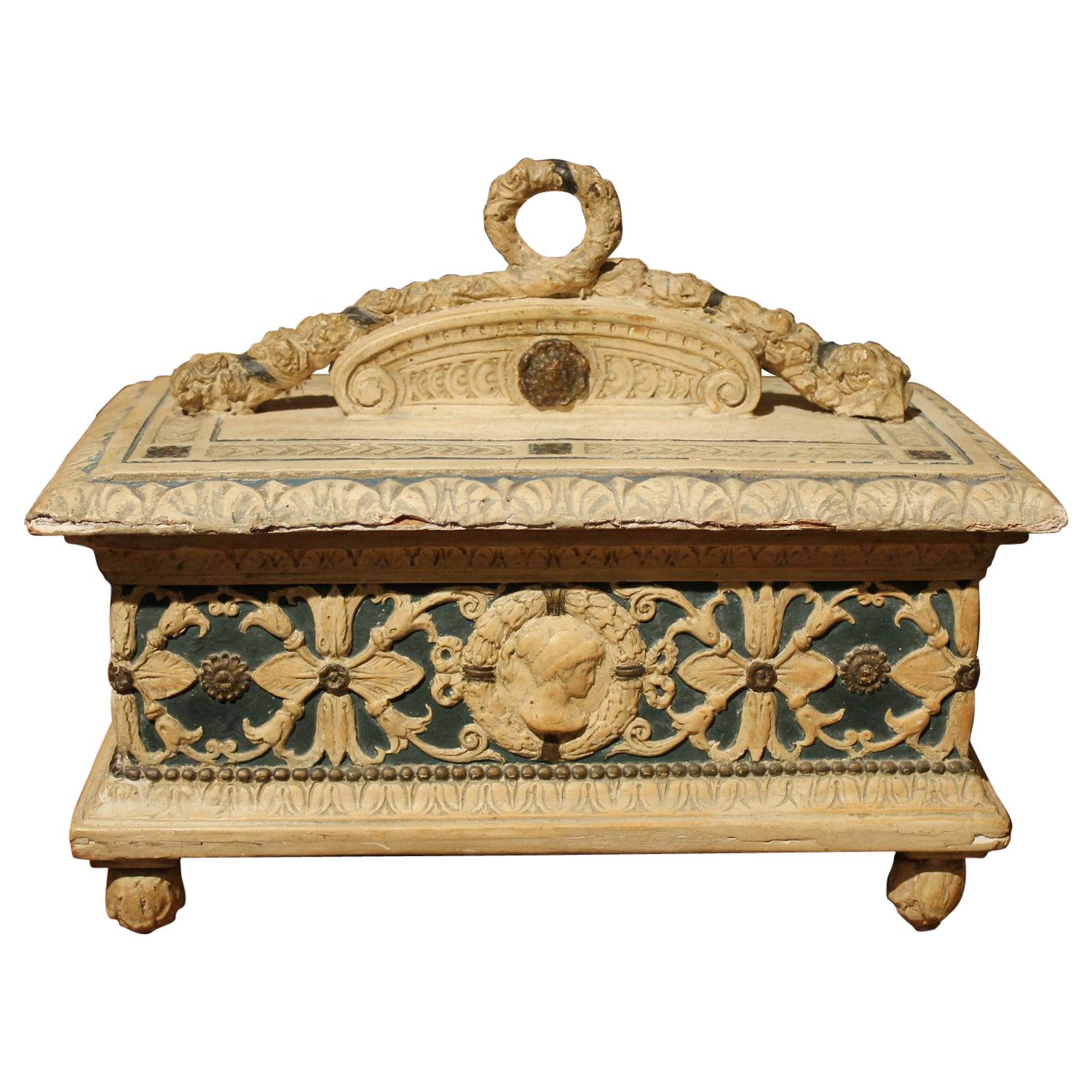 Boîte à couvercle en bois laquée et peinte en gesso de style Renaissance du 19ème siècle