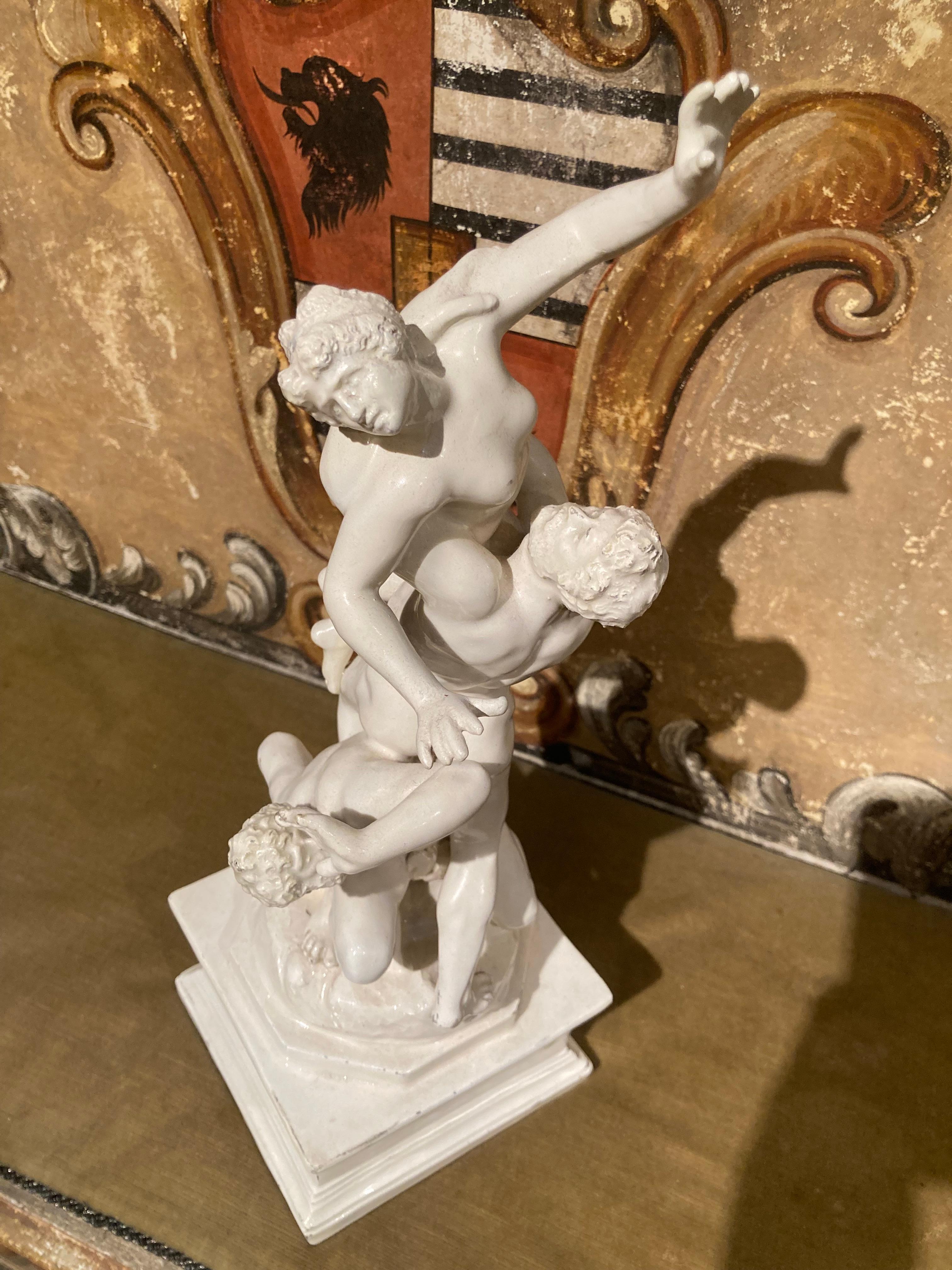 Sculpture de groupe figurative italienne en porcelaine émaillée blanche de la Renaissance du 19ème siècle en vente 1