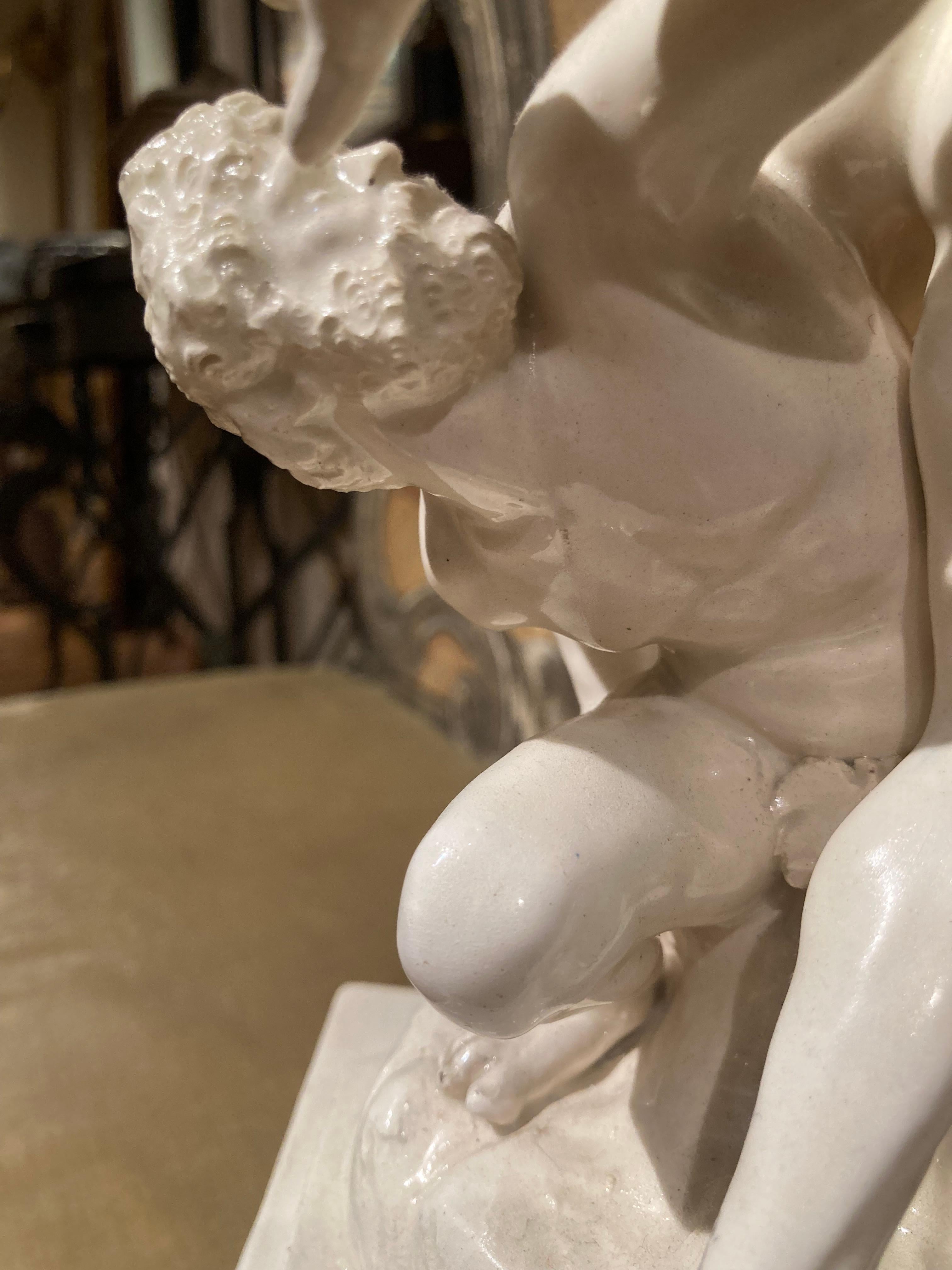 Sculpture de groupe figurative italienne en porcelaine émaillée blanche de la Renaissance du 19ème siècle en vente 2
