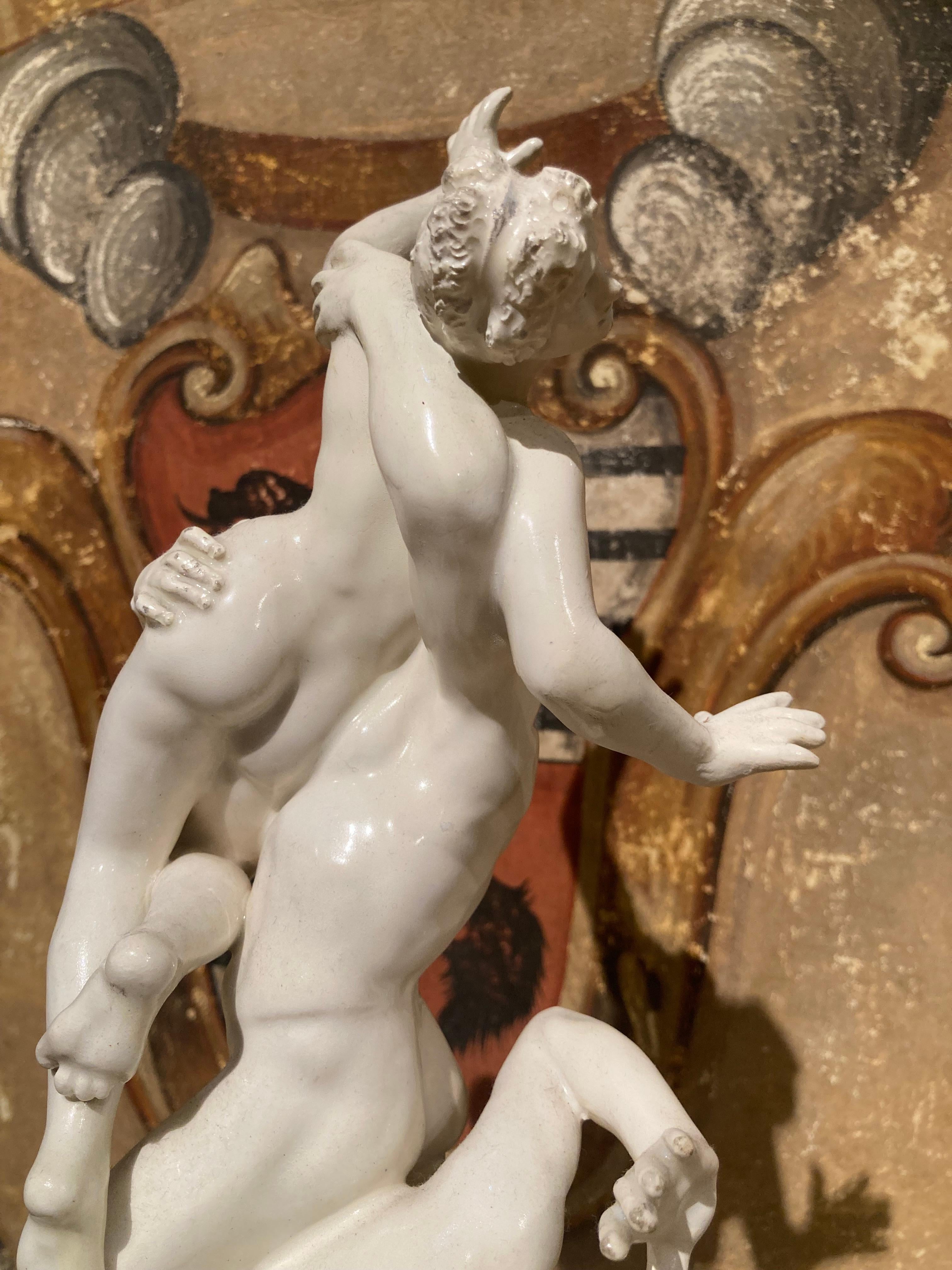 Sculpture de groupe figurative italienne en porcelaine émaillée blanche de la Renaissance du 19ème siècle en vente 3