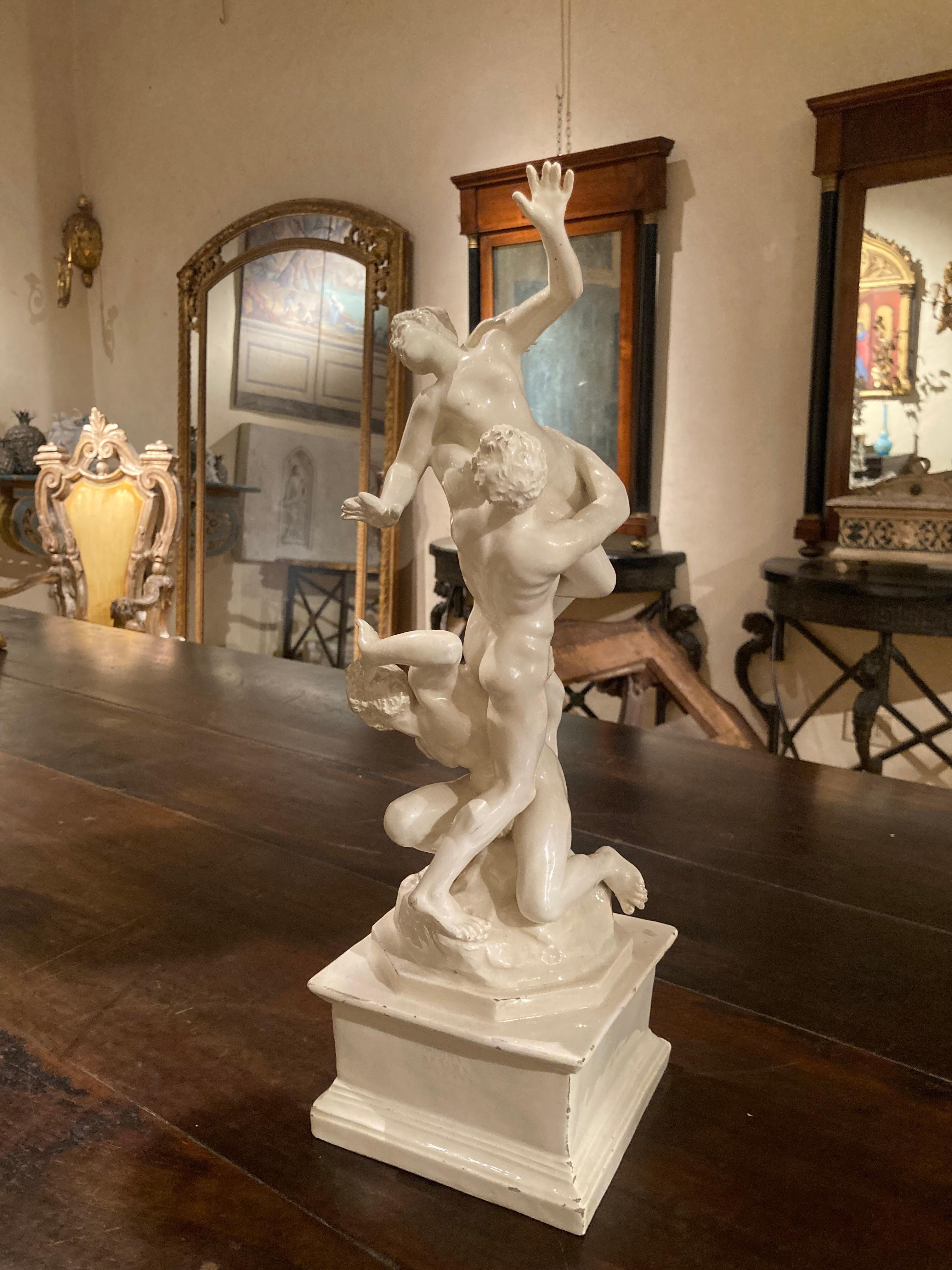 Italienische figurale Renaissance-Skulptur aus weiß glasiertem Porzellan des 19. Jahrhunderts (Glasiert) im Angebot