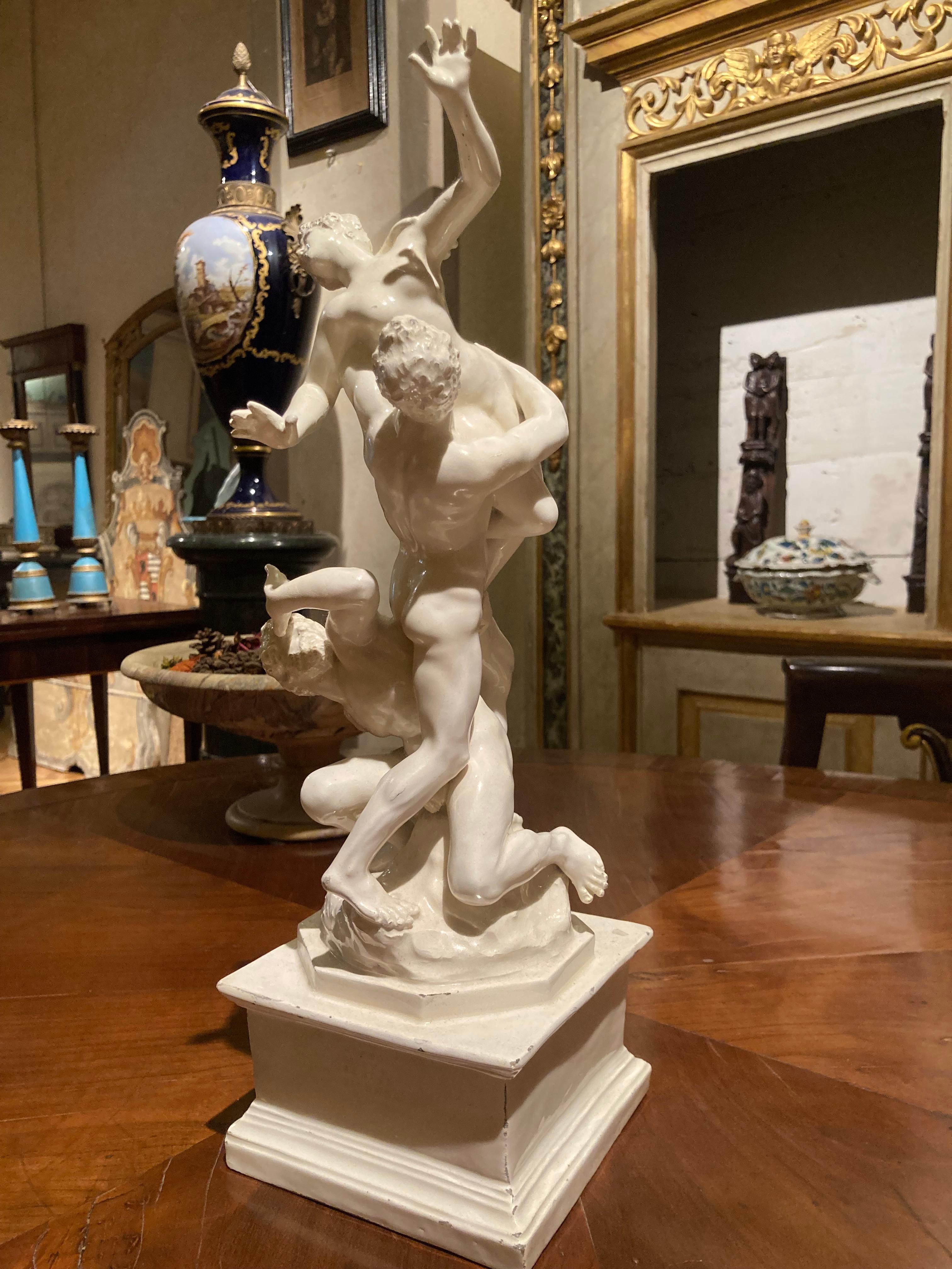 Vernissé Sculpture de groupe figurative italienne en porcelaine émaillée blanche de la Renaissance du 19ème siècle en vente