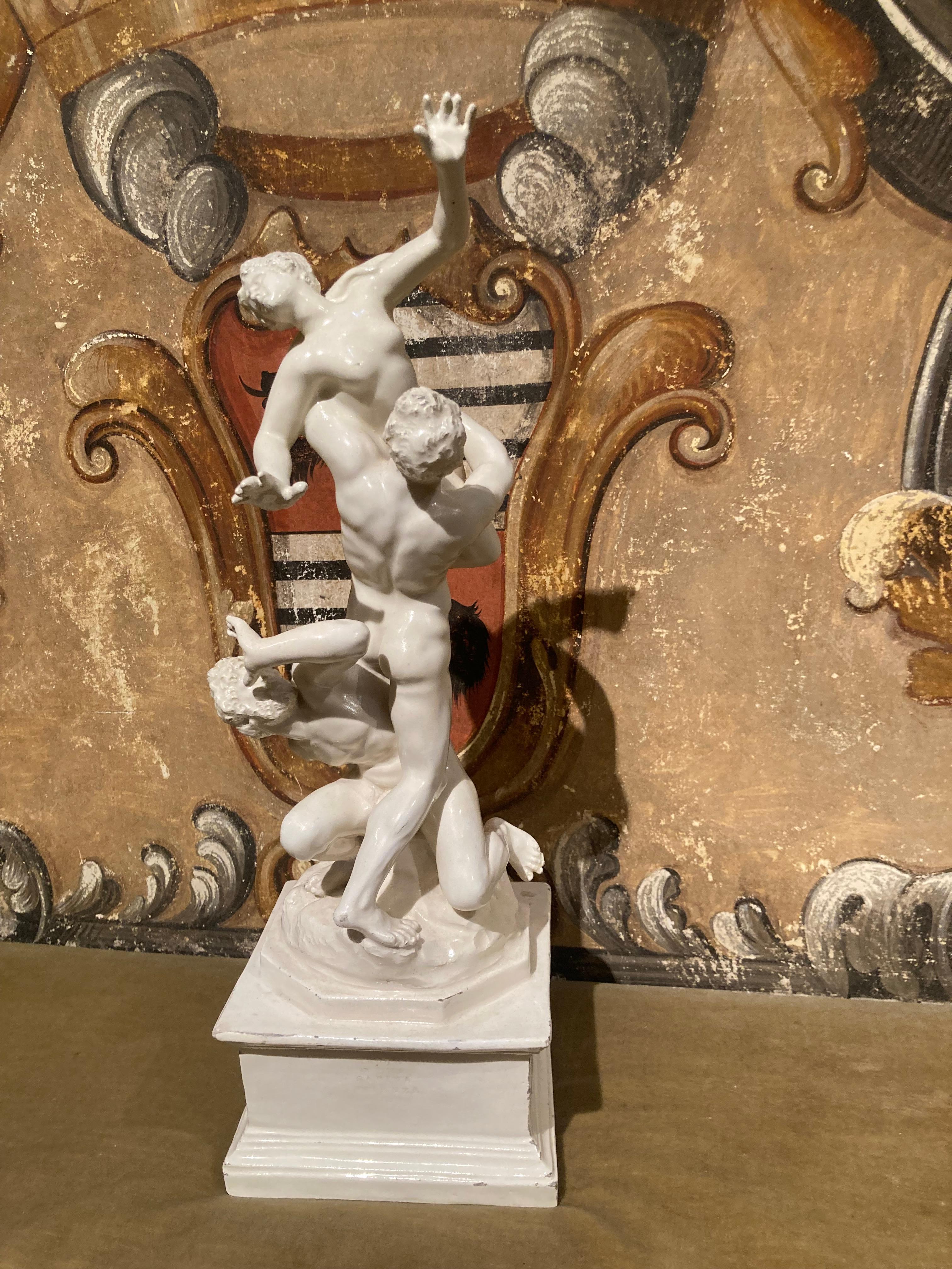 Sculpture de groupe figurative italienne en porcelaine émaillée blanche de la Renaissance du 19ème siècle Bon état - En vente à Firenze, IT