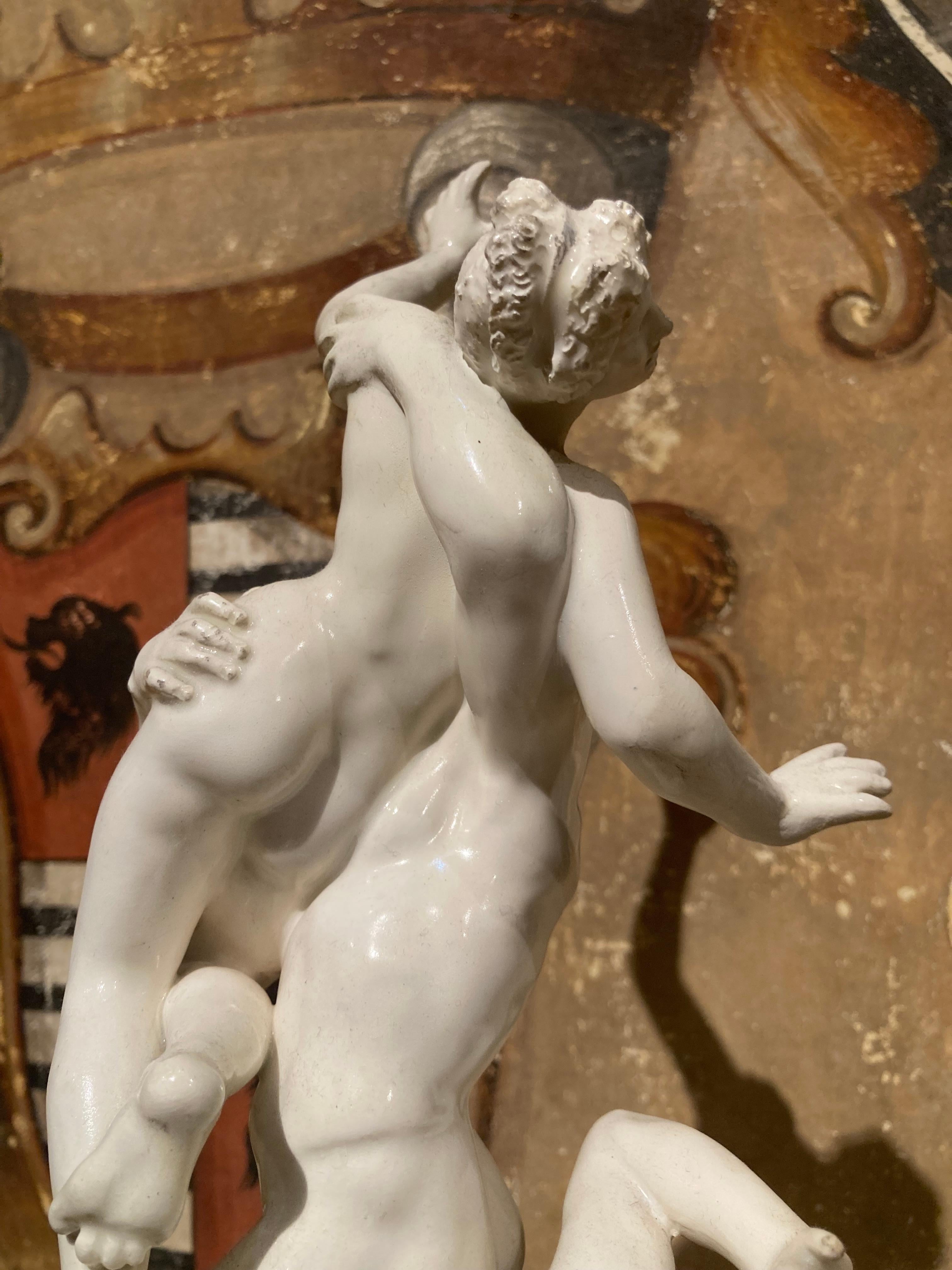 Porcelaine Sculpture de groupe figurative italienne en porcelaine émaillée blanche de la Renaissance du 19ème siècle en vente