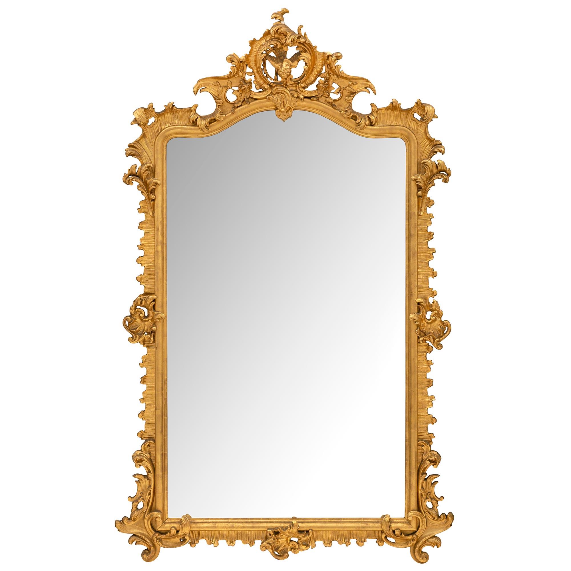 Eine sensationelle und großformatige italienische 19. Jahrhundert Rokoko st. Vergoldung Spiegel. Der Spiegel behält seine ursprüngliche Spiegelplatte in einem eleganten gesprenkelten Rahmen mit schönen geriffelten Blattwerken, beeindruckend reich