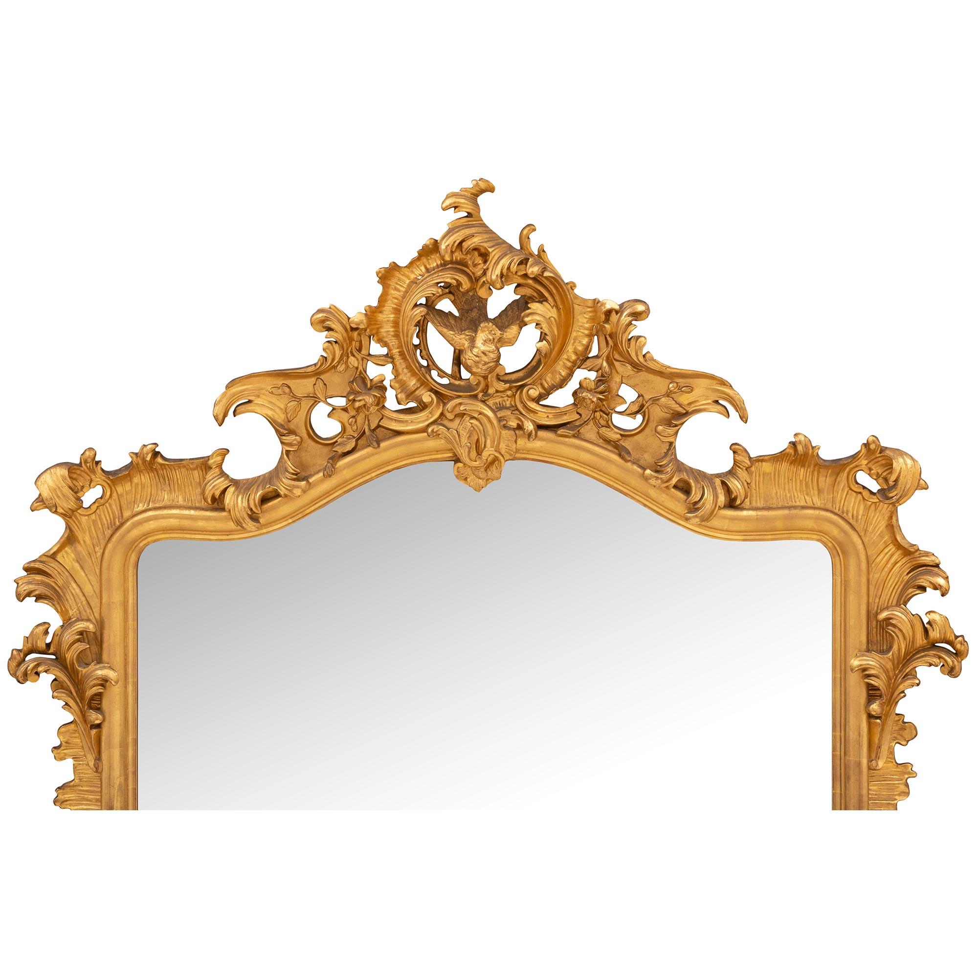 Italienischer Rokoko-Spiegel aus vergoldetem Holz, 19. Jahrhundert (Vergoldetes Holz) im Angebot