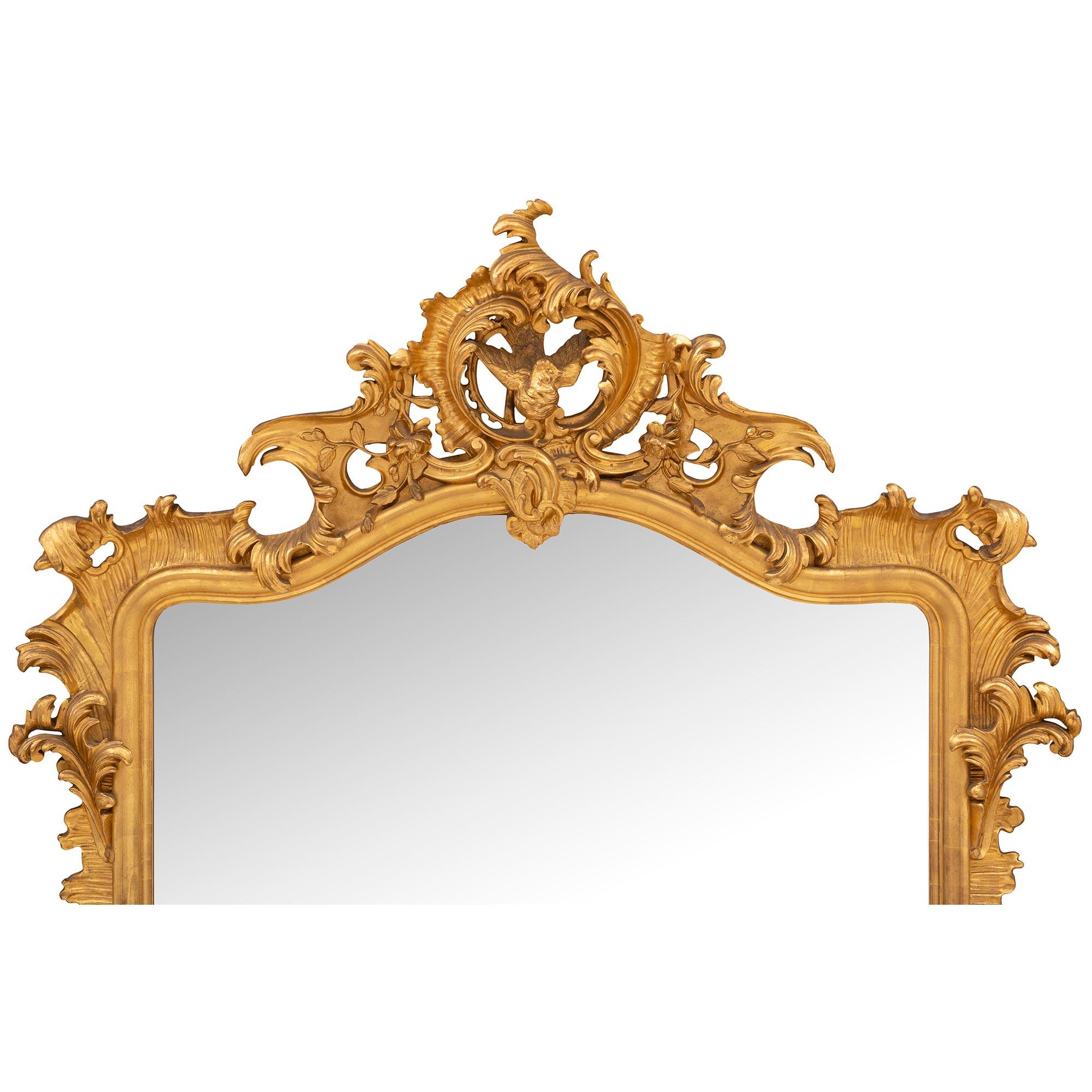 Miroir italien rococo du 19ème siècle en bois doré Bon état - En vente à West Palm Beach, FL