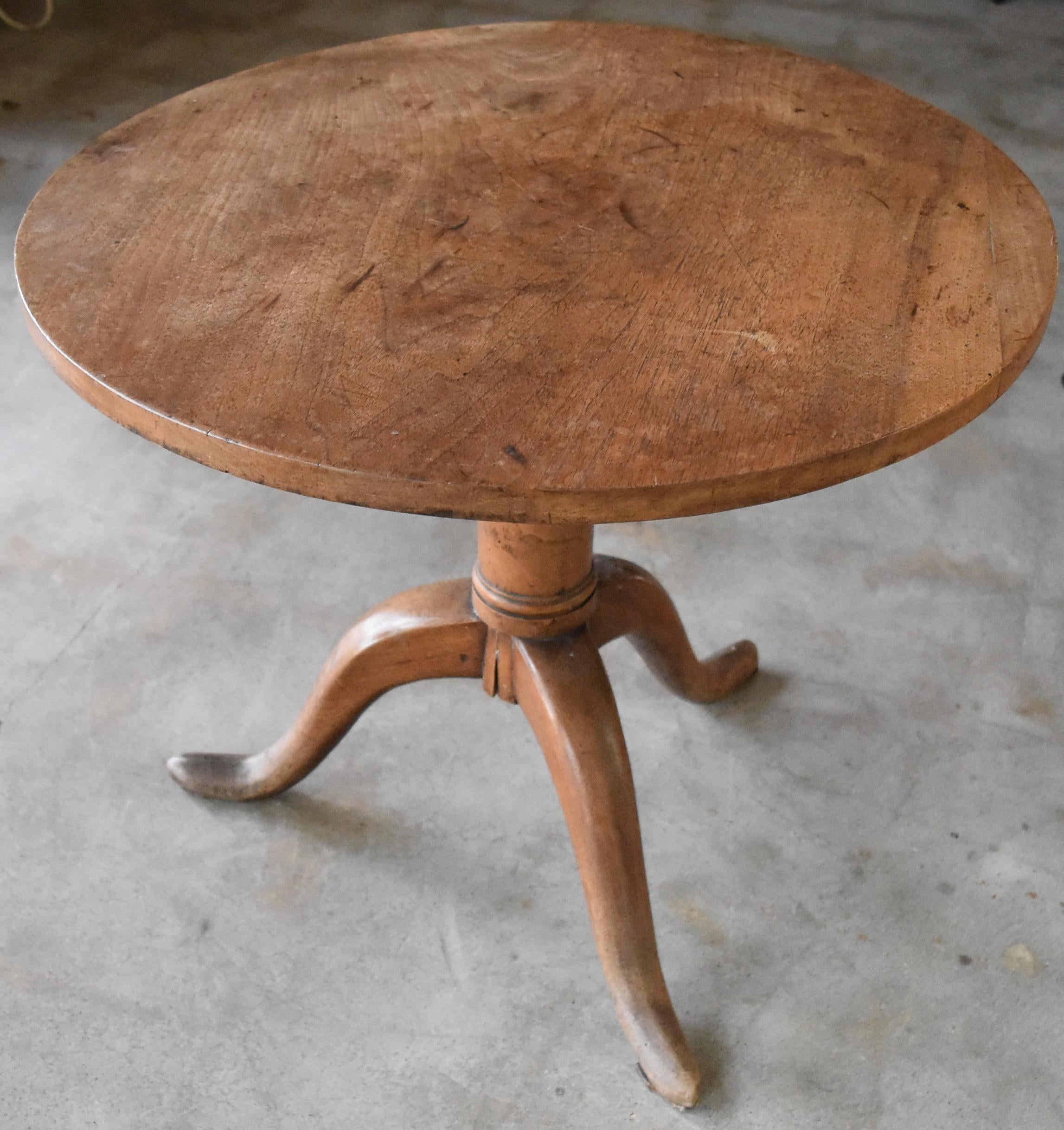 Italian 19th Century Round Walnut Side Table In Good Condition In Houston, TX