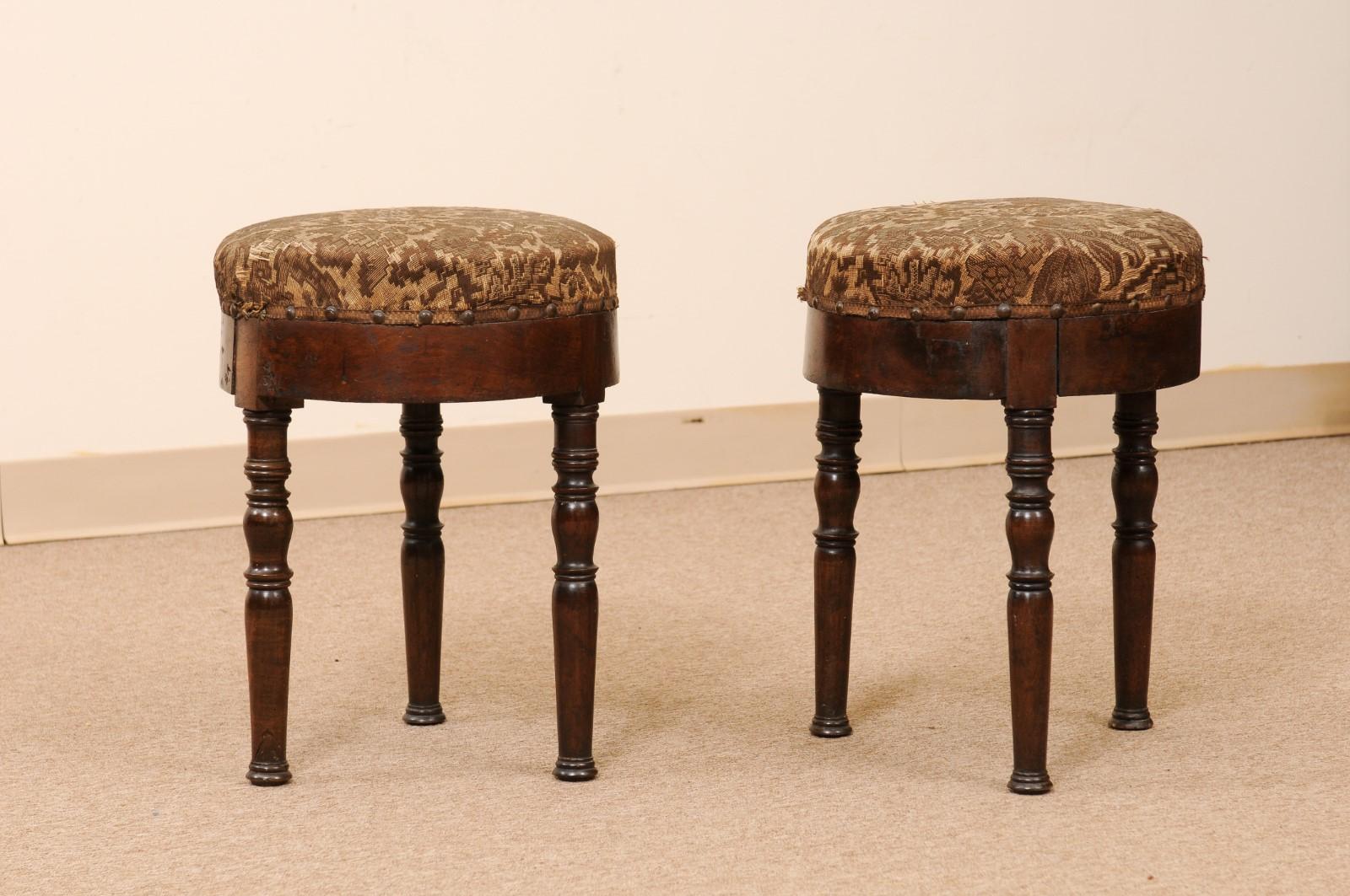Italian 19th Century Round Walnut Stools with Turned Legs For Sale 6
