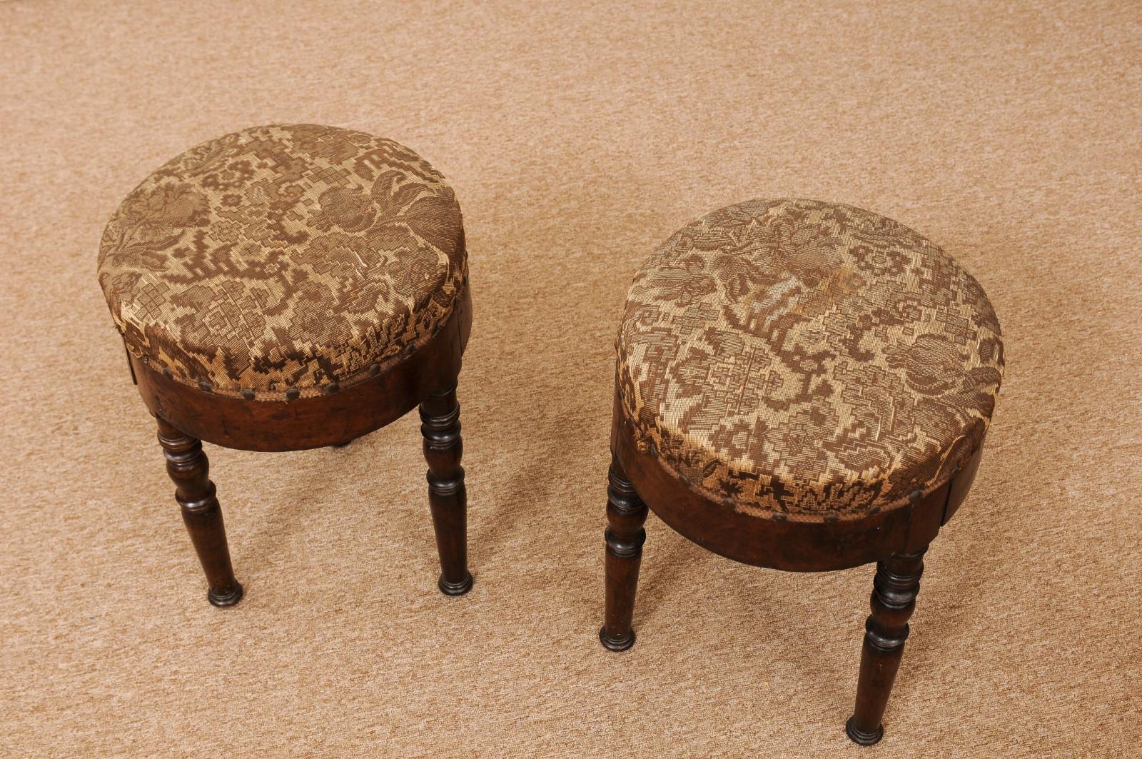Italian 19th Century Round Walnut Stools with Turned Legs For Sale 2