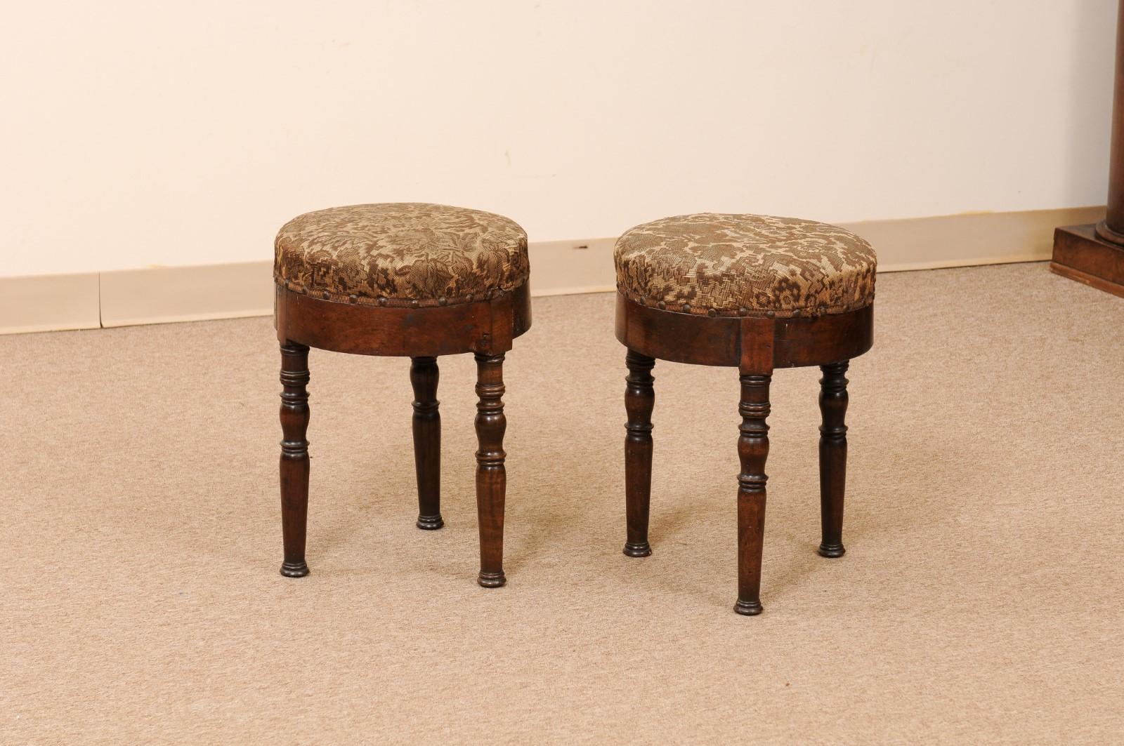 Italian 19th Century Round Walnut Stools with Turned Legs For Sale 3