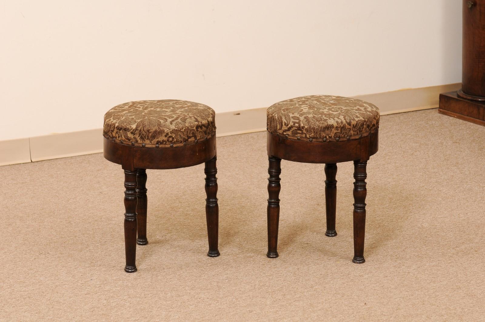 Italian 19th Century Round Walnut Stools with Turned Legs For Sale 5