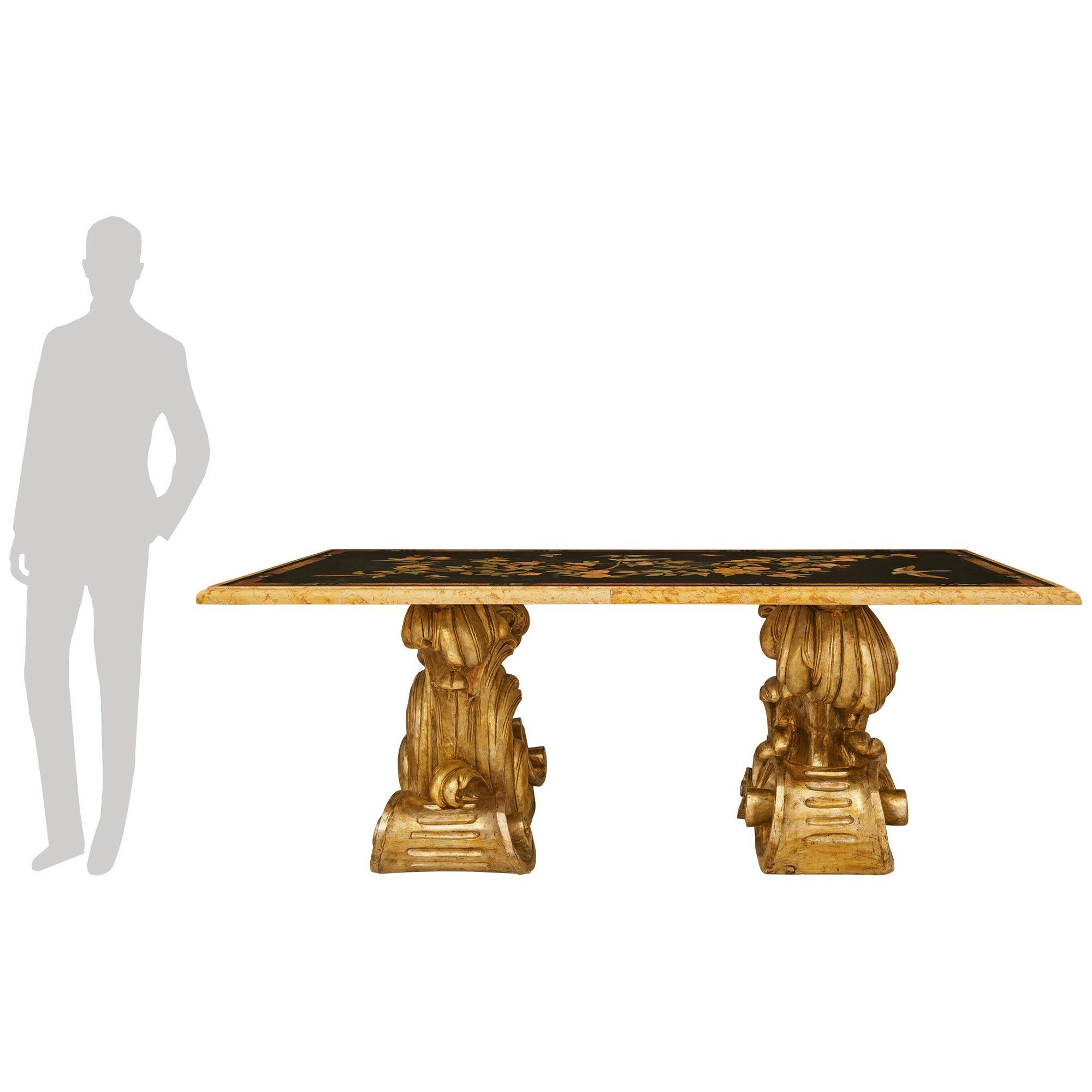 Une impressionnante table de salle à manger/centre de haute qualité, de style baroque italien du 19e siècle, composée de Scagliola et de Mecca. Cette table aux dimensions généreuses repose sur des supports en forme de Mecque, sculptés avec opulence,