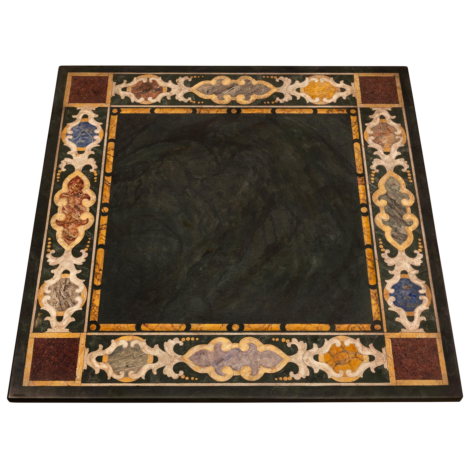 Table basse en marbre Scagliola et Rosso de Verona du 19ème siècle, très décorative. La table basse carrée est surélevée par un impressionnant chapiteau ionique inversé du XVIIIe siècle de Rosso de Verona, avec de superbes motifs à volutes et de