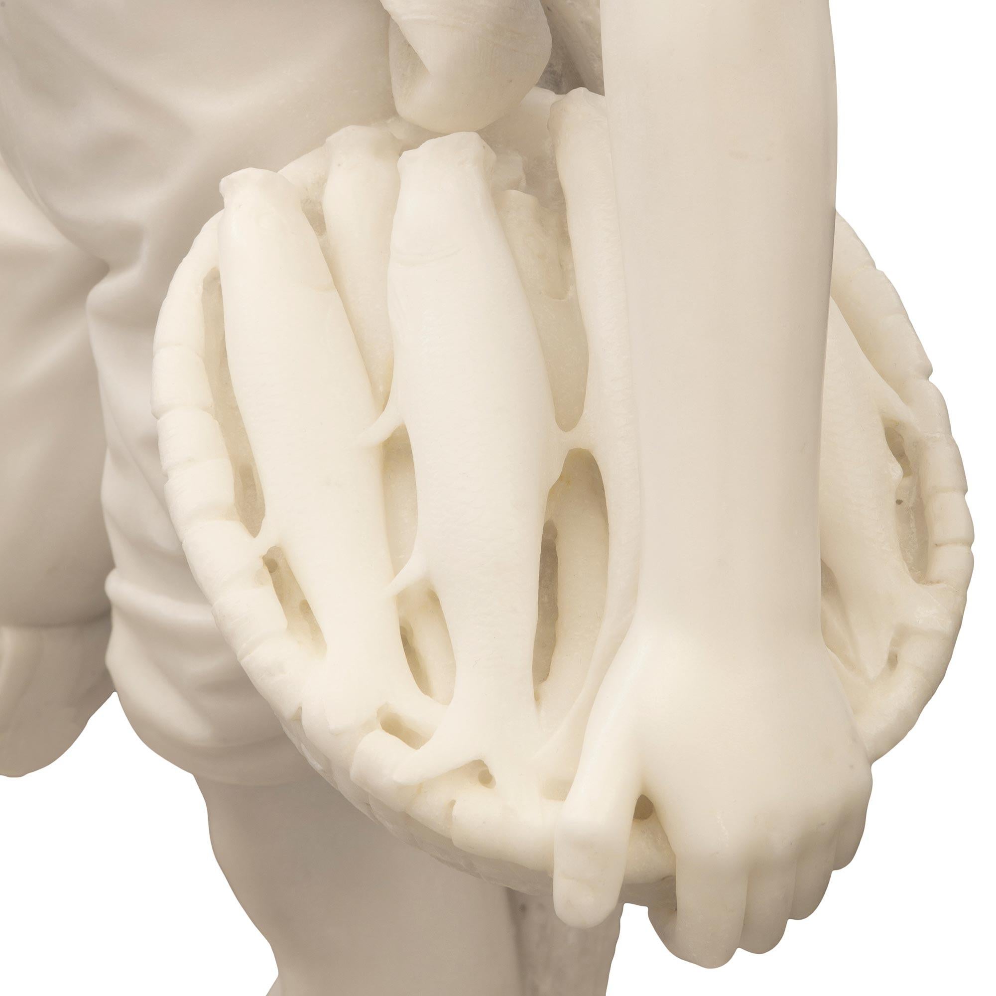 Statua in marmo bianco massiccio di Carrara del XIX secolo di un giovane pescatore in vendita 1