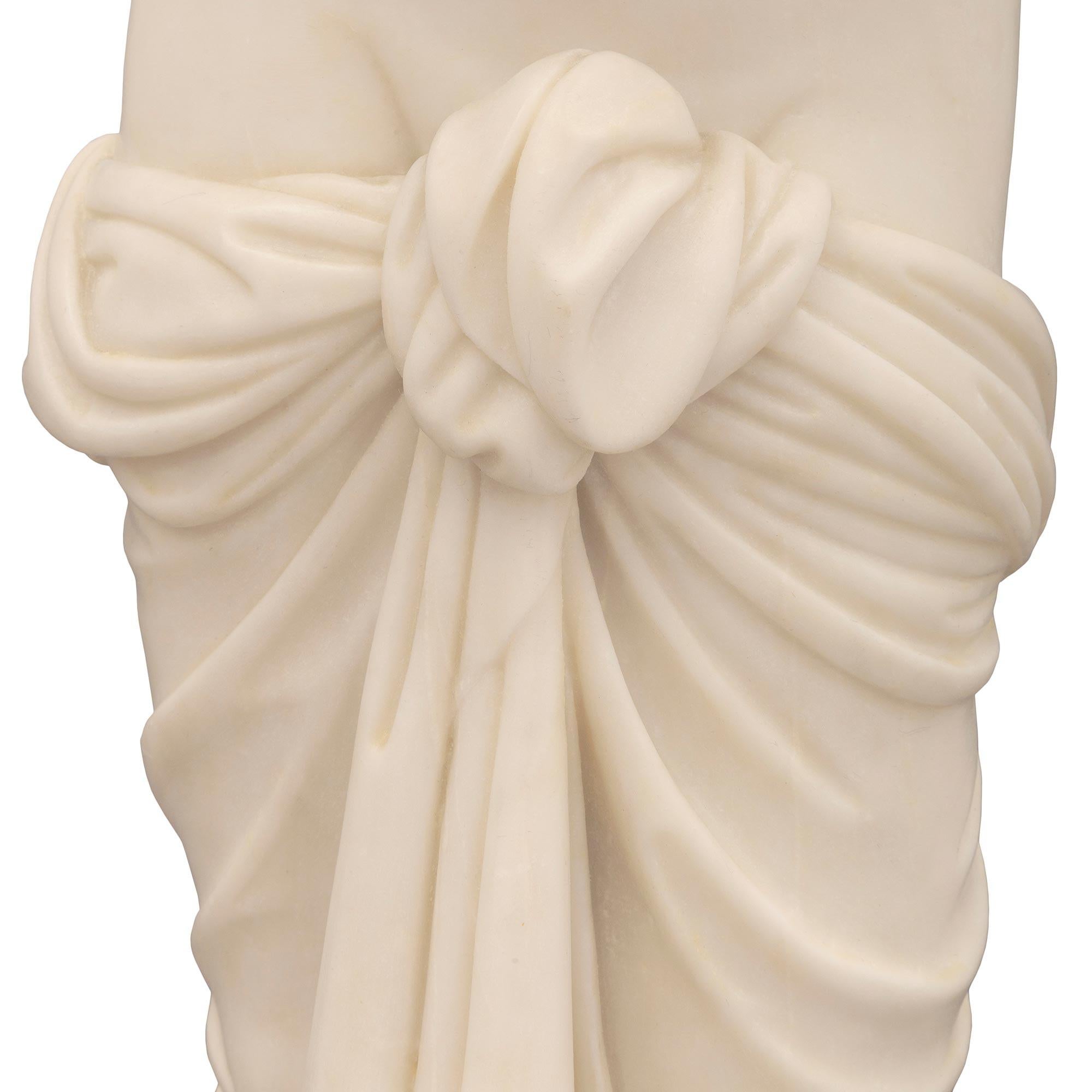 XIX secolo Statua di Psiche in marmo bianco massiccio di Carrara dell'Ottocento italiano in vendita