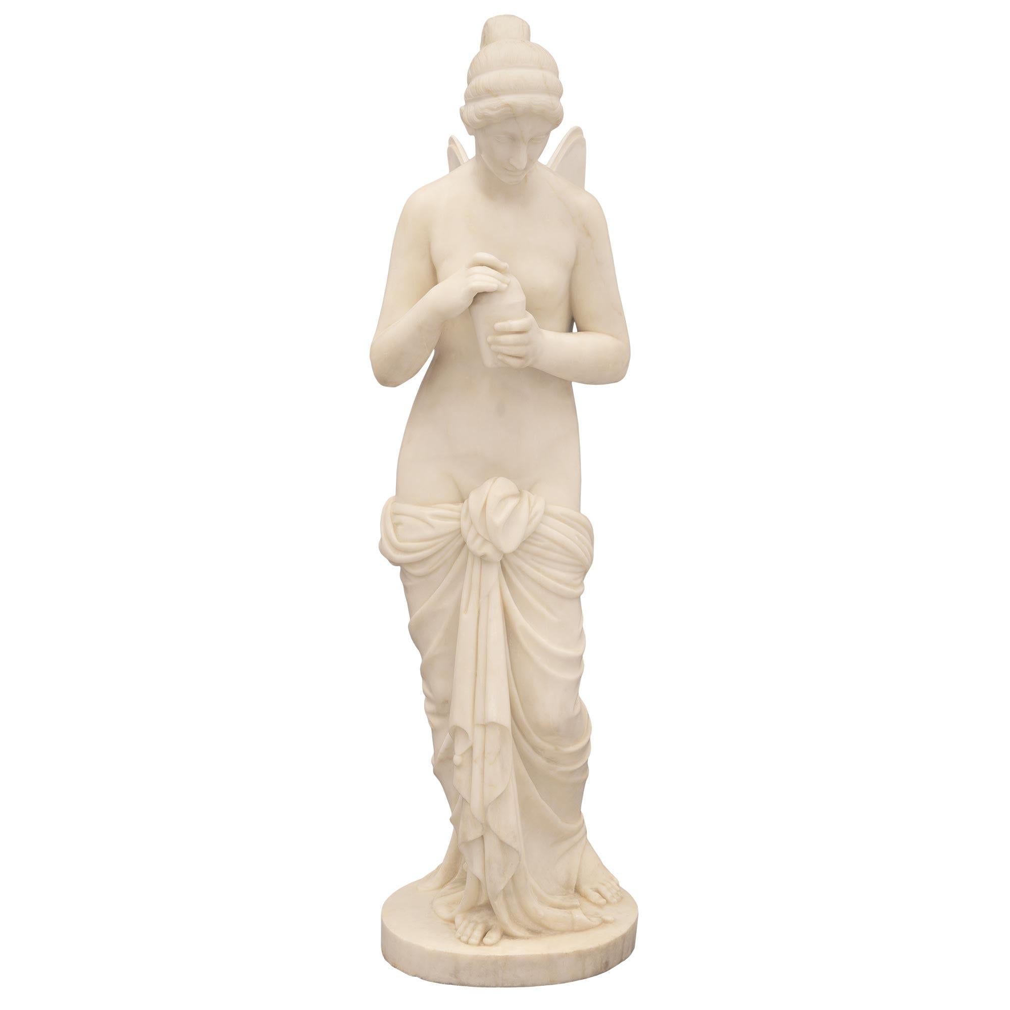 Estatua italiana de Psique de mármol de carrara blanco macizo del siglo XIX