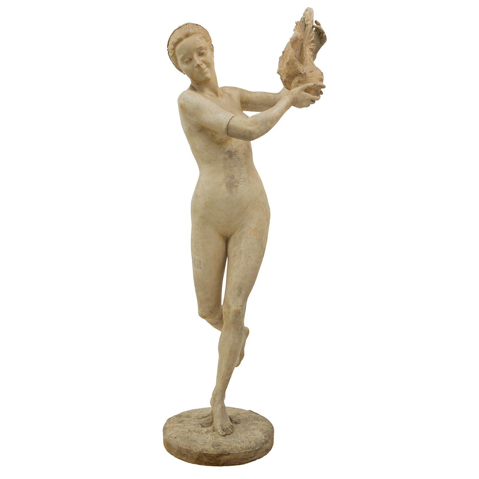 Italiano Statua italiana del XIX secolo di una donna che tiene una conchiglia, firmata Gabrieli in vendita