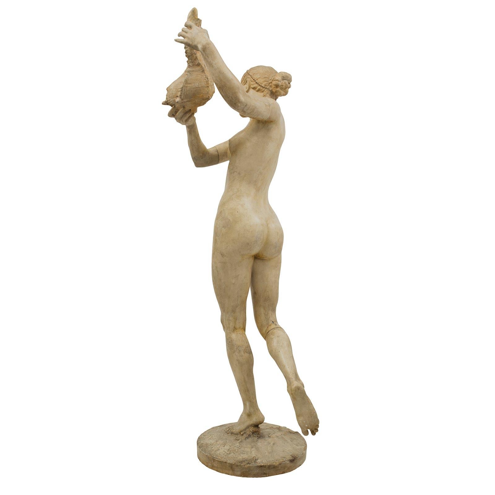 Intonaco Statua italiana del XIX secolo di una donna che tiene una conchiglia, firmata Gabrieli in vendita
