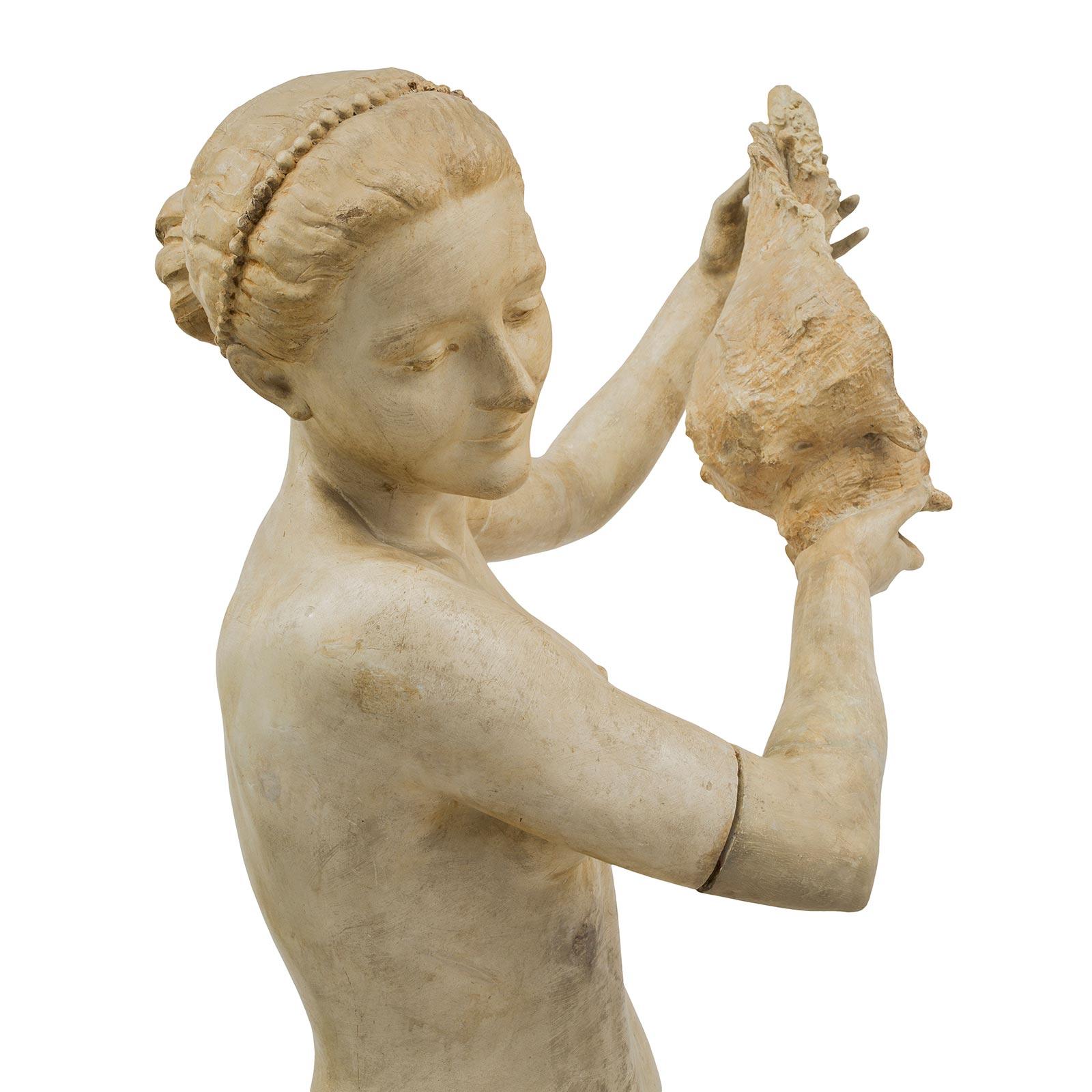 Statua italiana del XIX secolo di una donna che tiene una conchiglia, firmata Gabrieli in vendita 1