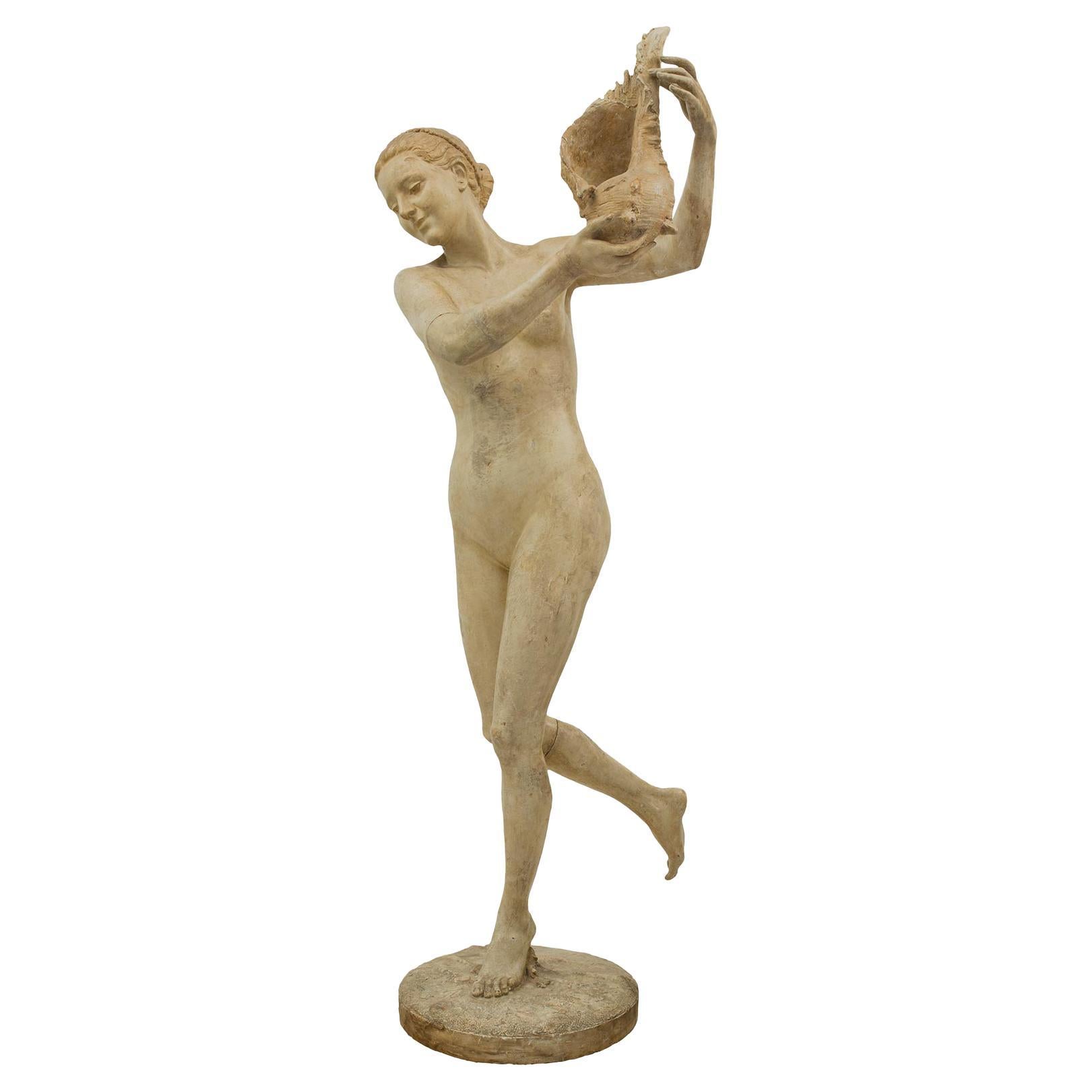 Statue italienne du XIXe siècle d'une femme tenant un coquillage, signée Gabrieli en vente