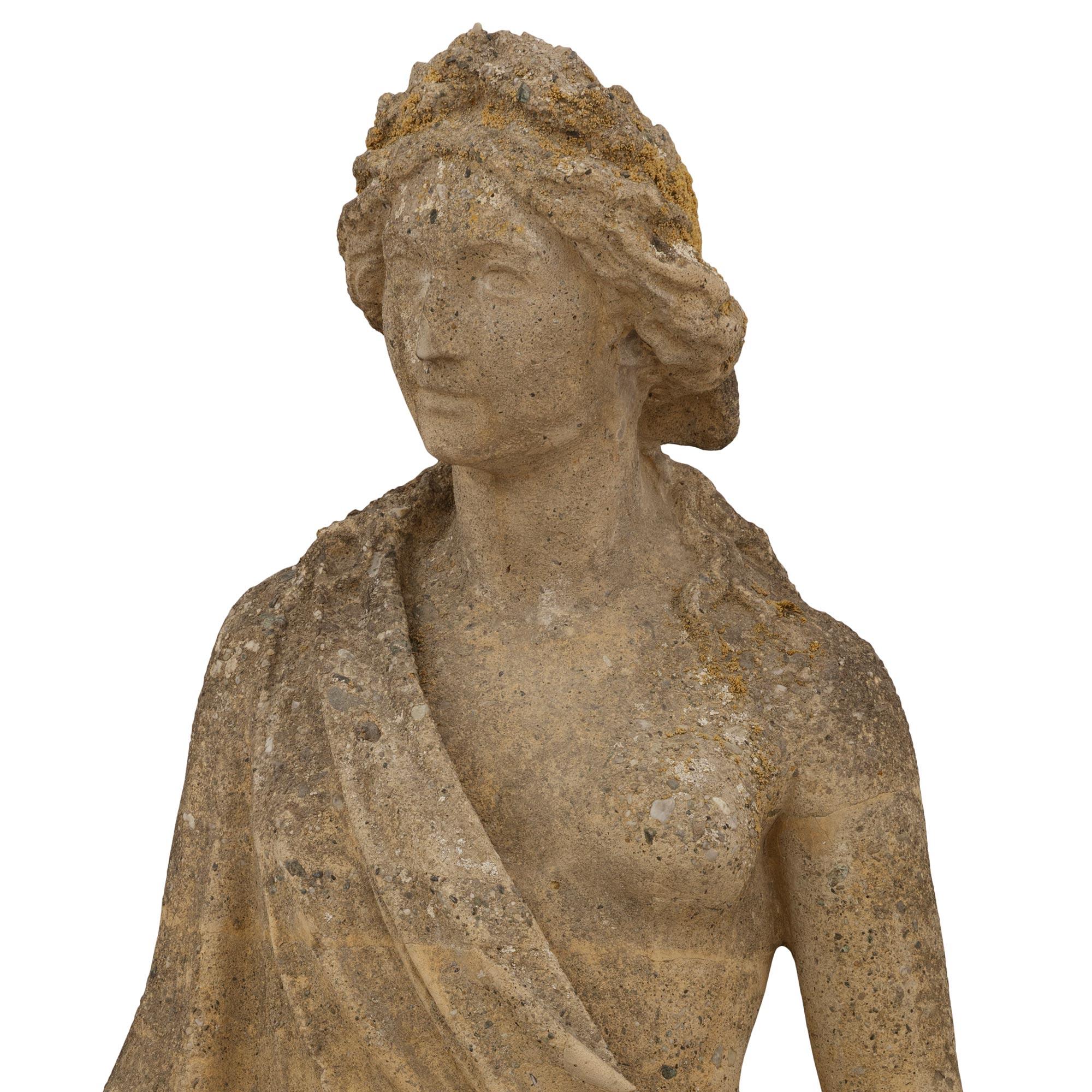 Statua in pietra del XIX secolo di una donna classica In condizioni buone in vendita a West Palm Beach, FL