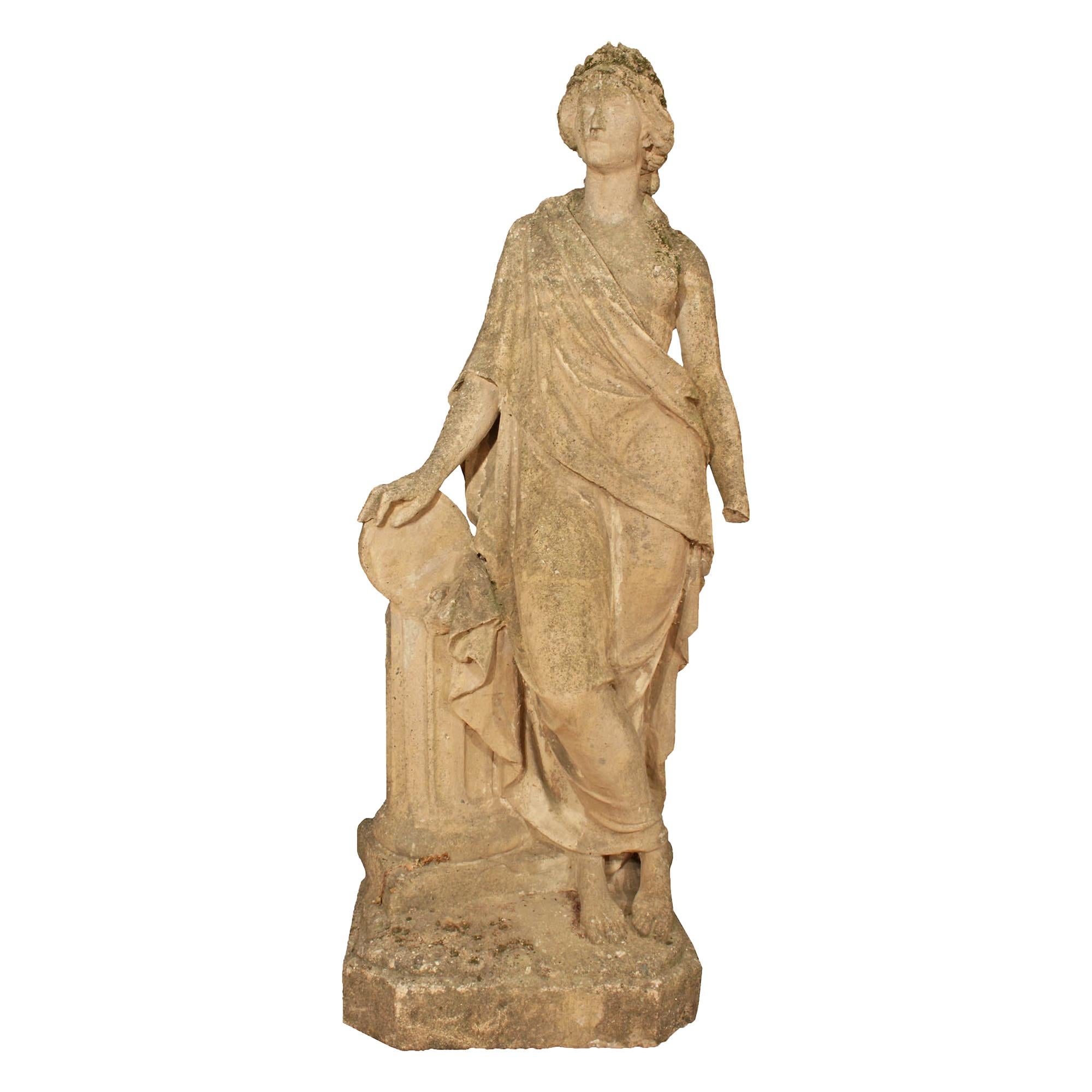 Statue italienne en pierre du 19ème siècle d'une femme classique