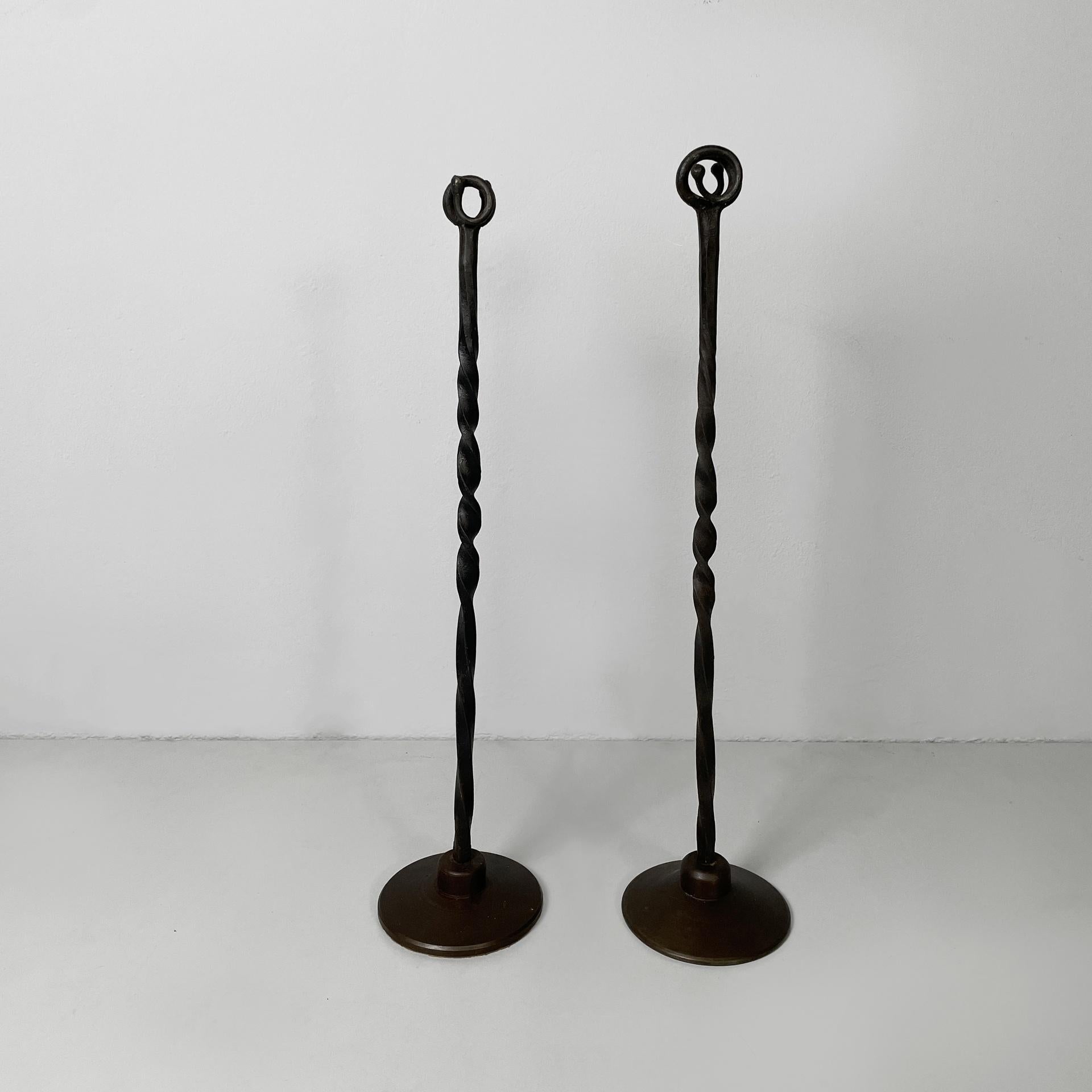 Tope de puerta italiano estilo siglo XIX en hierro forjado, años 30
Pareja de topes de puerta de hierro forjado de base redonda. La estructura se compone de una tira retorcida con un rizo en la parte superior. Estilo del siglo XIX.
1930s
Buen