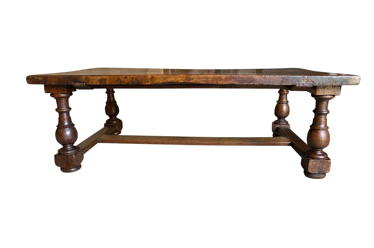 Chestnut Italian 19th Century Table Basse - Coffee Table For Sale