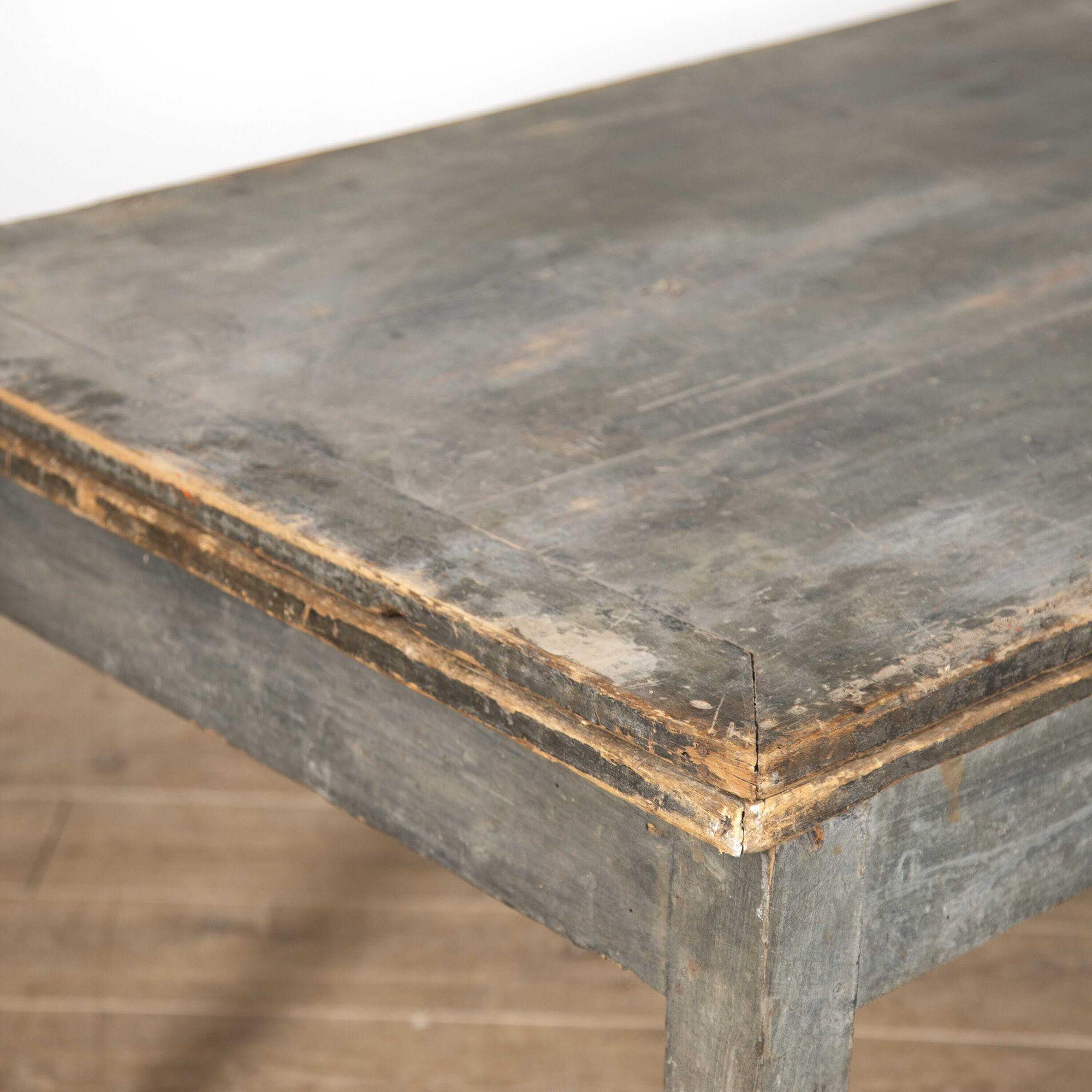 Table de salle à manger italienne du début du XIXe siècle.
Cette table est dotée d'un plateau décoratif inhabituel qui s'étend pour former une table carrée élégante.
Avec ses proportions et son design fantastiques, cette table ajoutera une touche