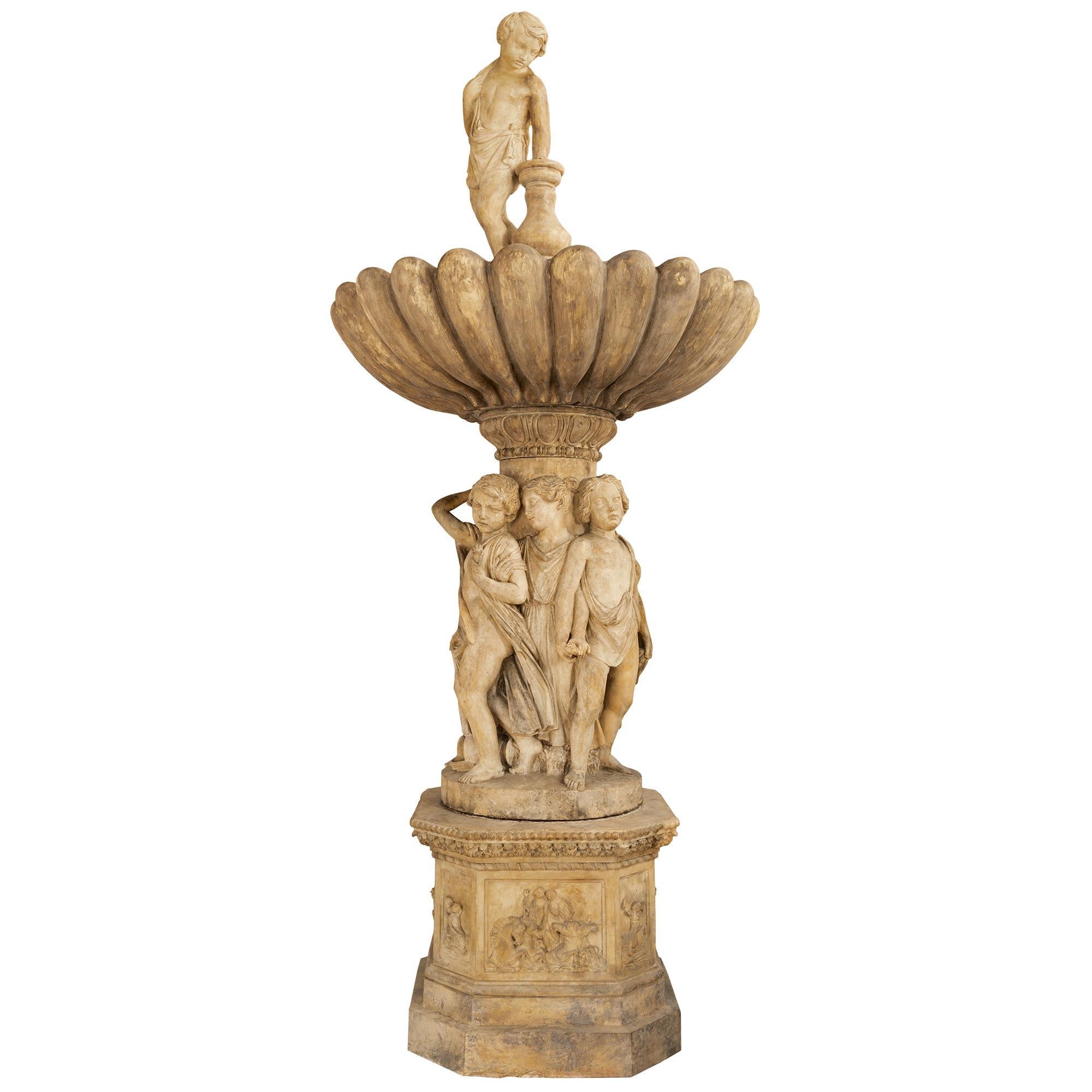 Une fontaine spectaculaire et monumentale en terre cuite italienne du XIXe siècle. La fontaine la plus impressionnante est surélevée par une élégante base octogonale avec de fins motifs tachetés et de belles réserves aux détails complexes de chaque