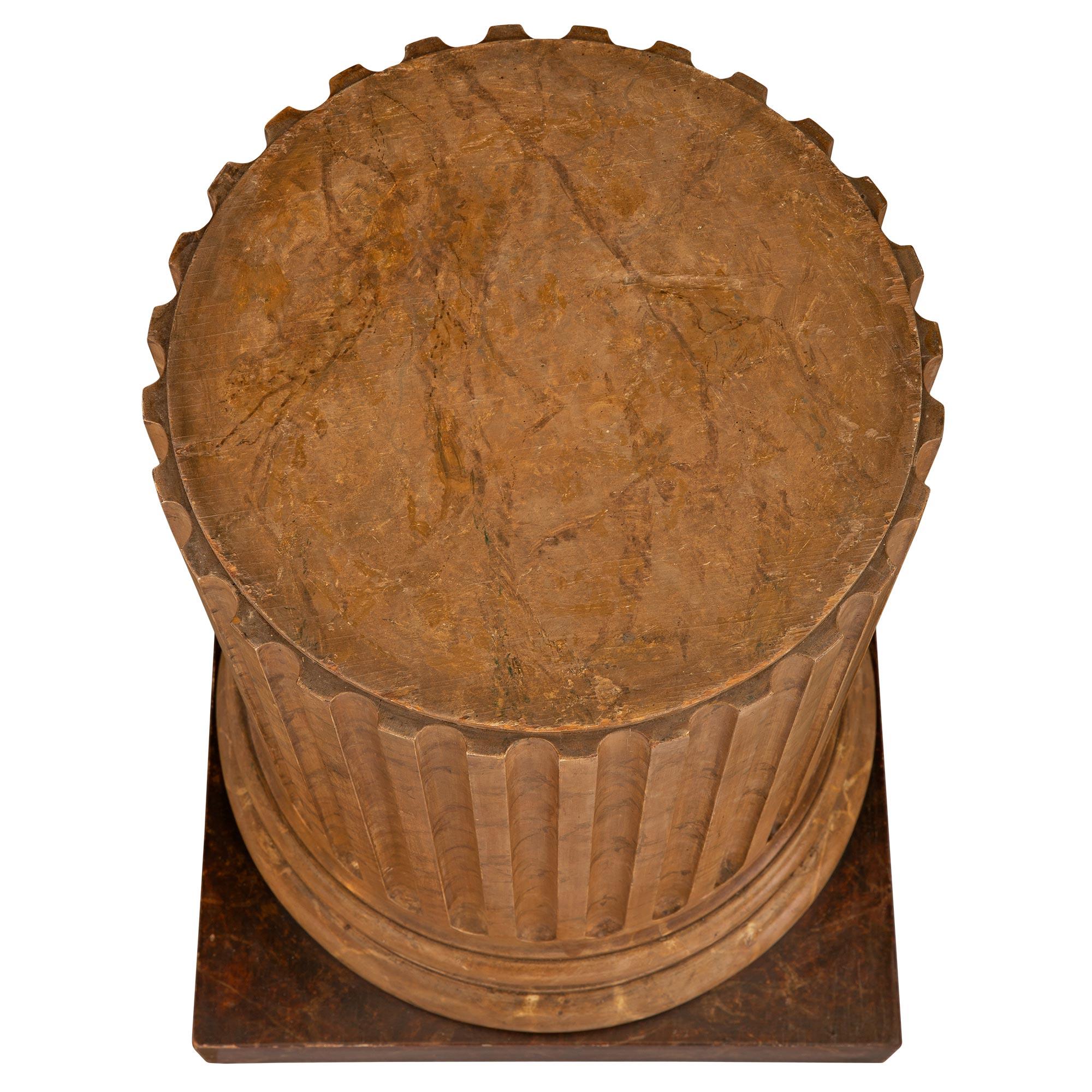 Magnifique colonne italienne du XIXe siècle en bois et faux marbre peint. Le piédestal est surélevé par une fine base carrée en faux marbre peint sous l'élégant support circulaire moucheté au design merveilleusement exécuté.

Mesures : Diamètre du