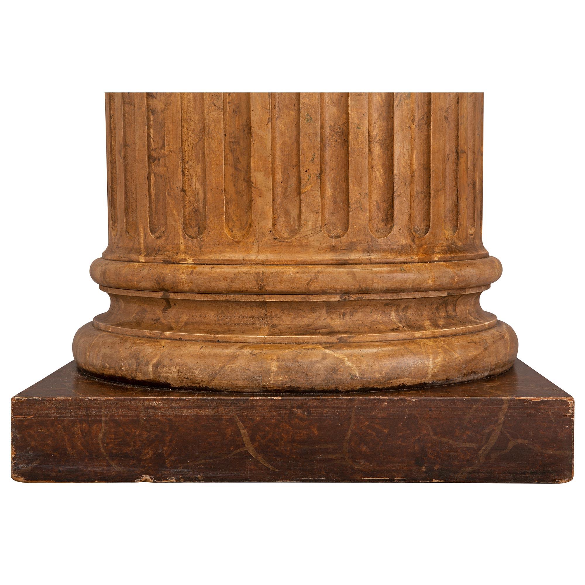 Bois Statue italienne du 19ème siècle en terre cuite sur son piédestal d'origine en vente
