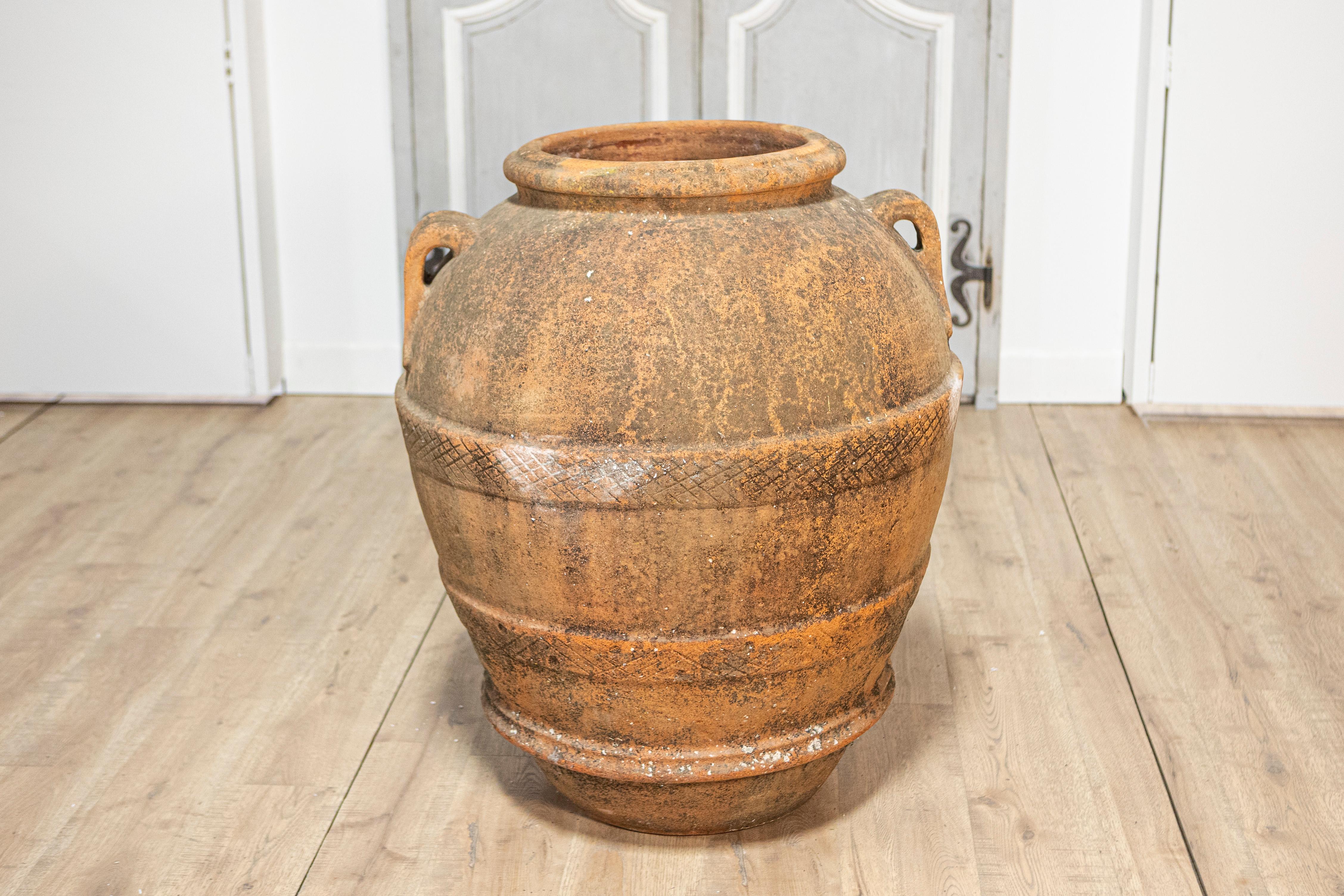 Jardinière italienne en terre cuite du 19e siècle avec frises croisées, poignées latérales et patine joliment vieillie. Cette charmante jardinière en terre cuite italienne du XIXe siècle est un mélange captivant d'artisanat historique et d'élégance