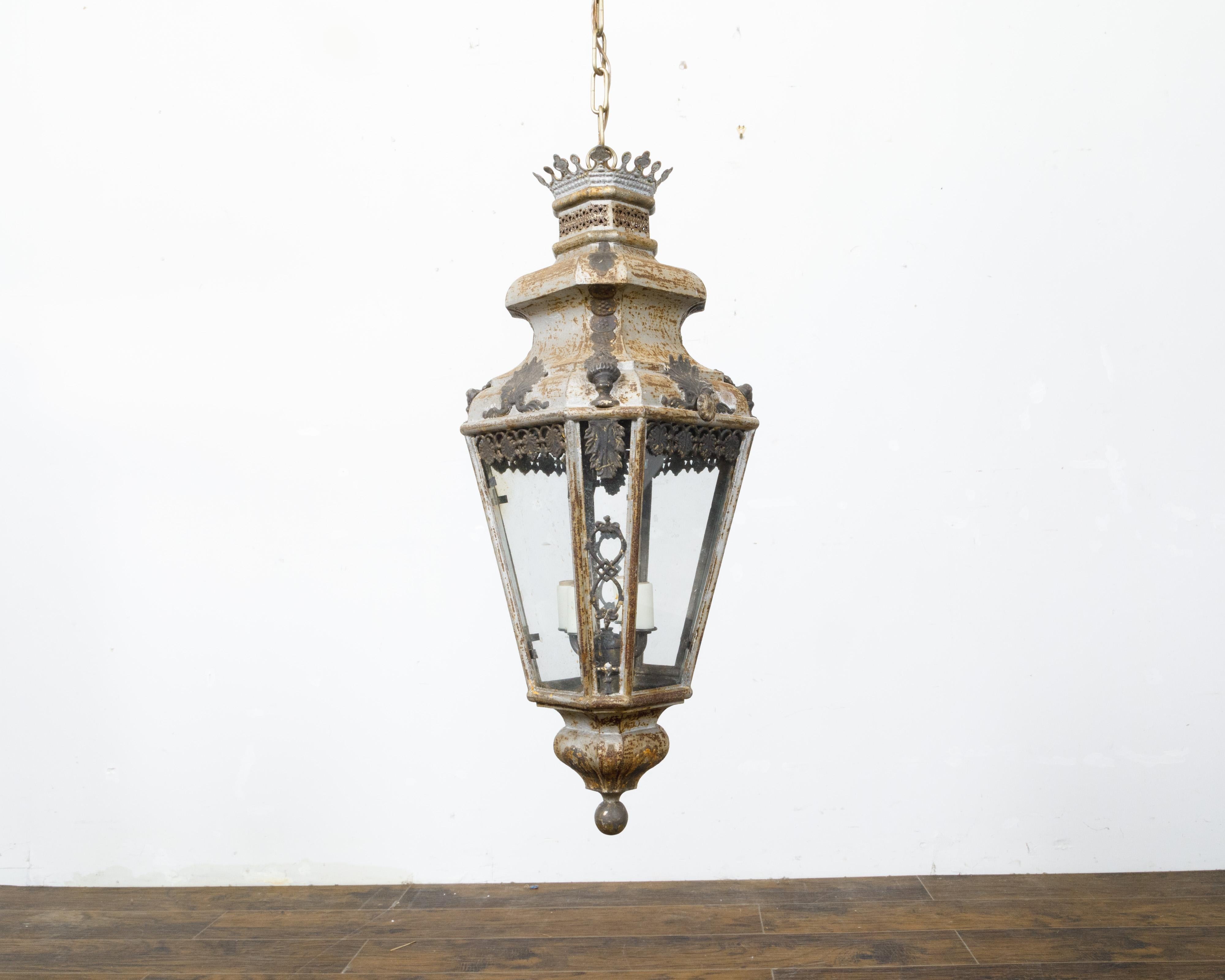 Lanterne italienne à quatre lumières en tôle du 19e siècle avec motifs de palmettes, câblée aux États-Unis en vente 4