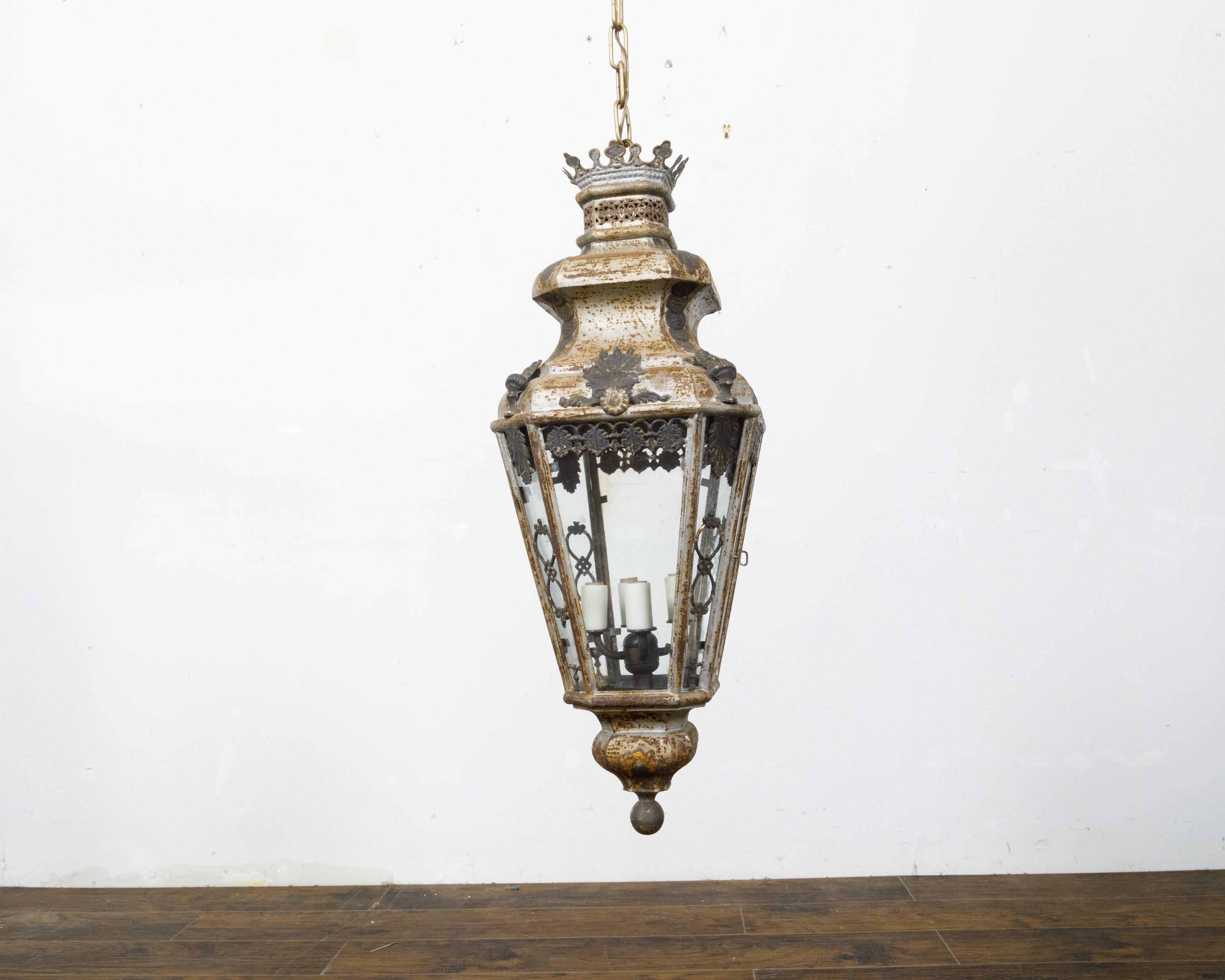 Lanterne italienne à quatre lumières en tôle du 19e siècle avec motifs de palmettes, câblée aux États-Unis en vente 5