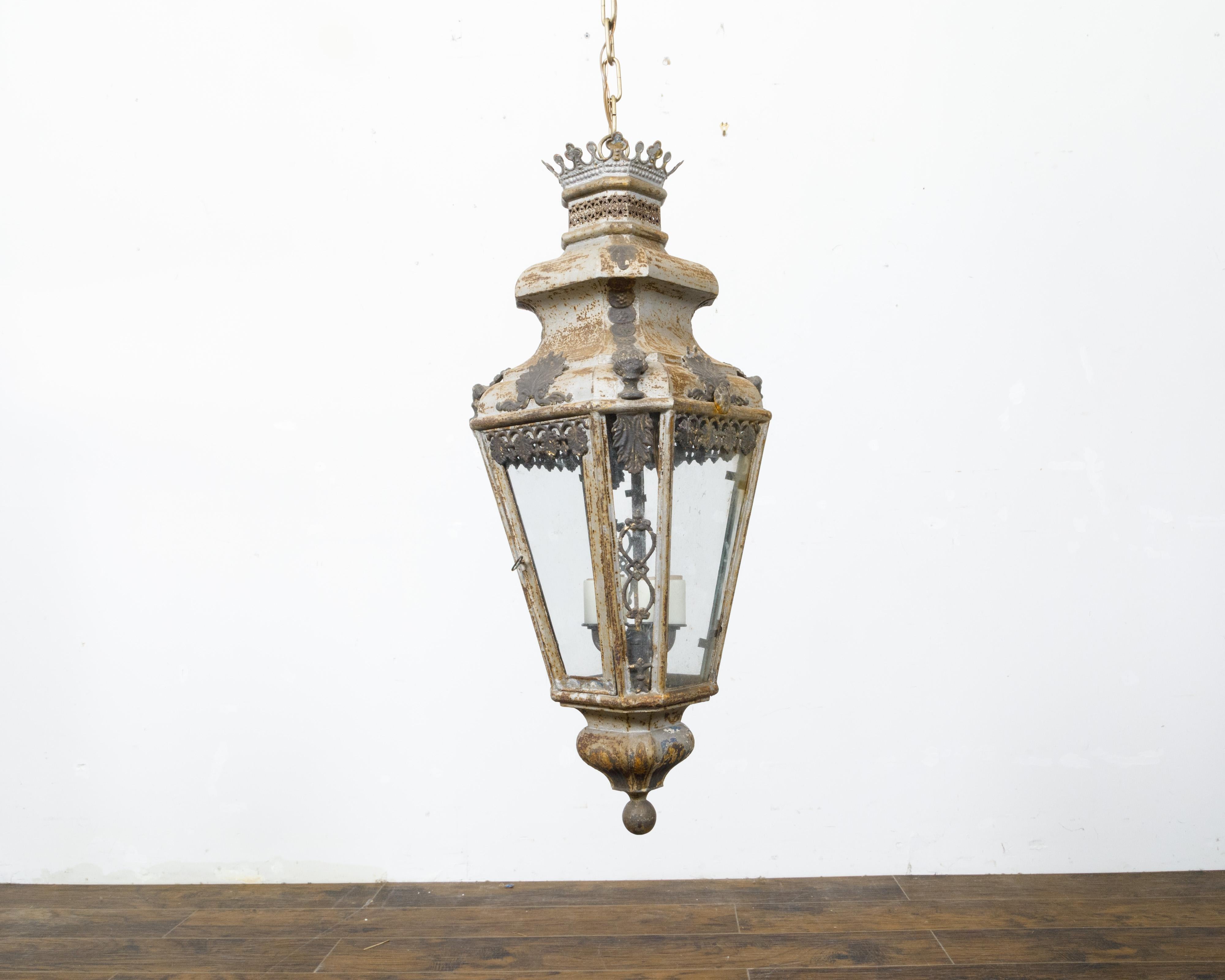 Lanterne italienne à quatre lumières en tôle du 19e siècle avec motifs de palmettes, câblée aux États-Unis en vente 6