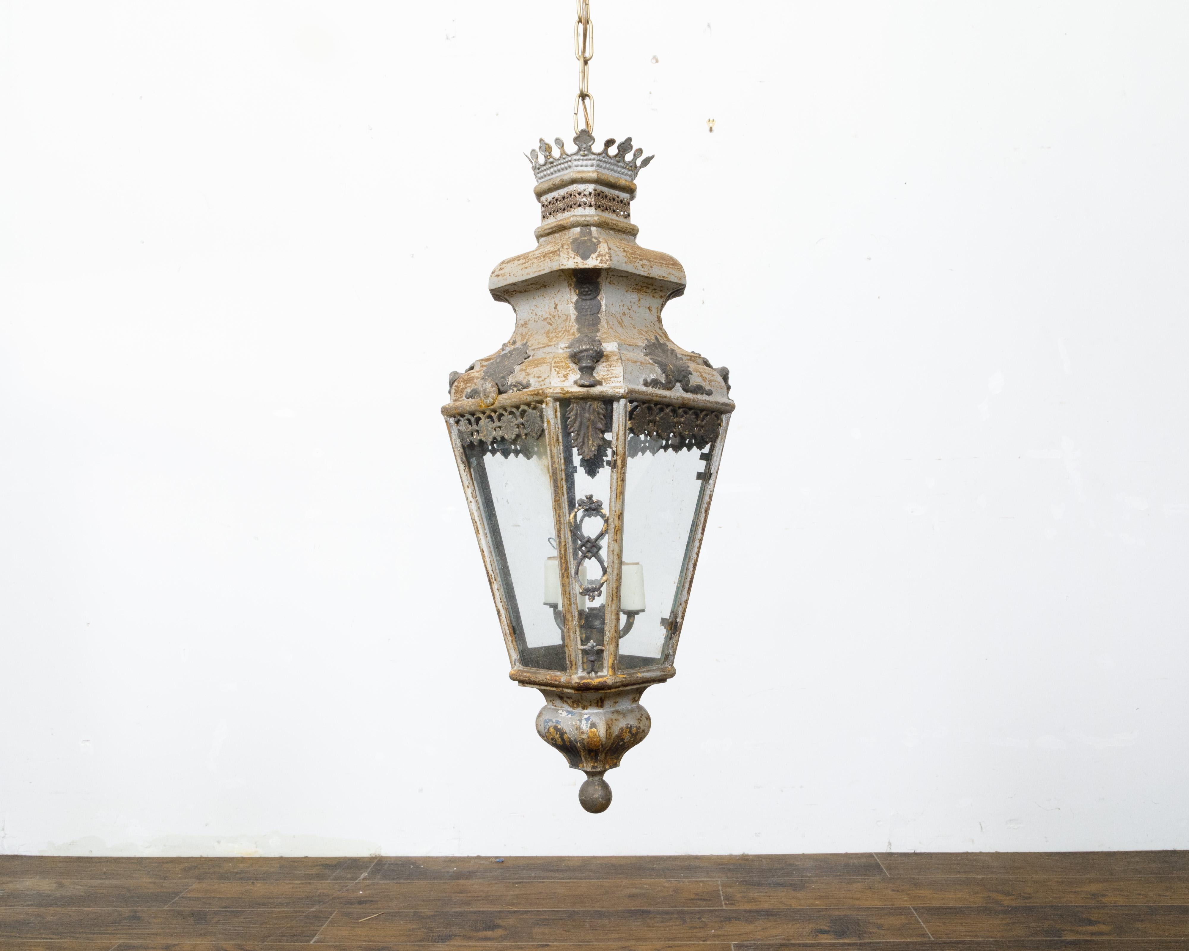 Lanterne italienne à quatre lumières en tôle du 19e siècle avec motifs de palmettes, câblée aux États-Unis en vente 7