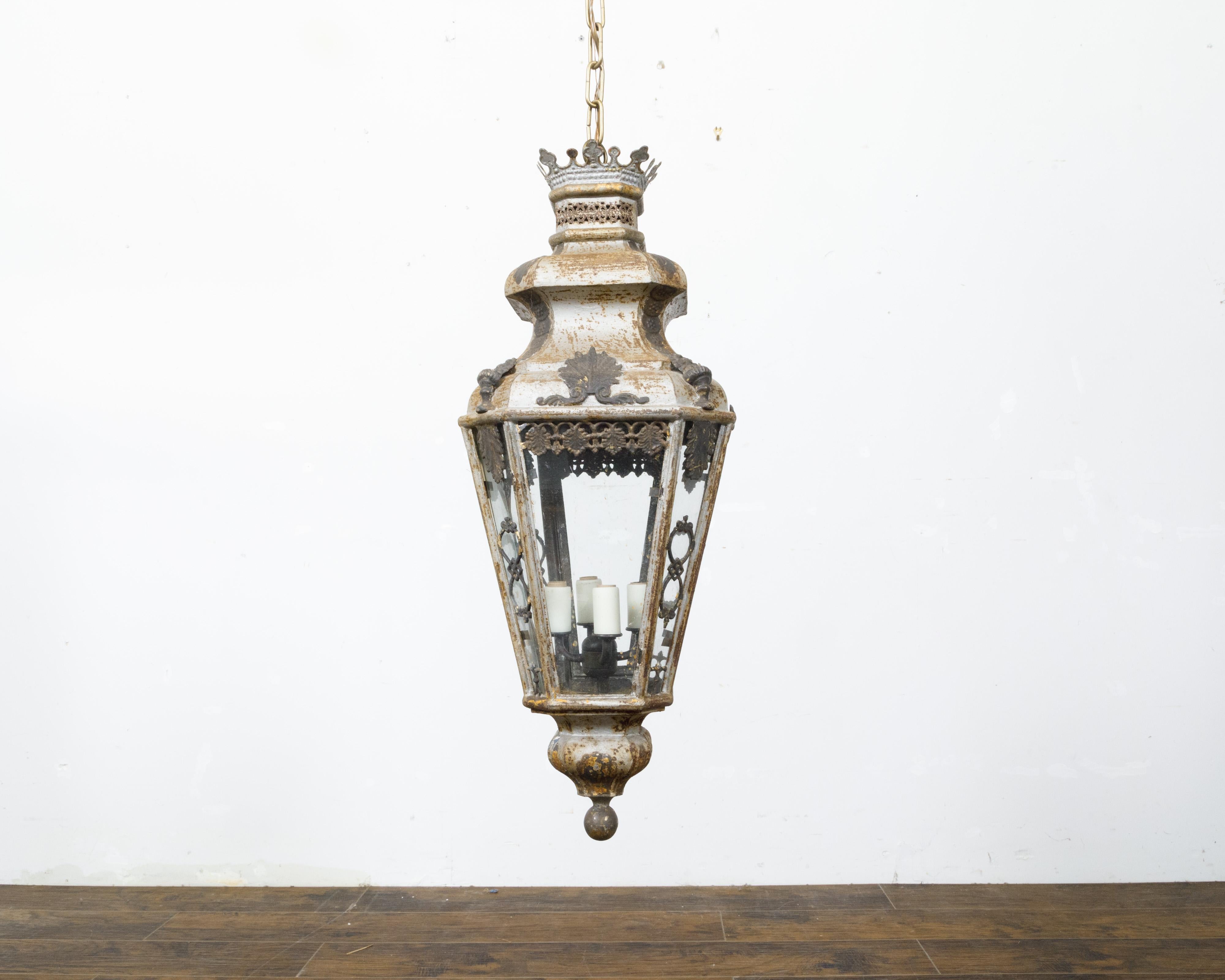 Lanterne italienne à quatre lumières en tôle du 19e siècle avec motifs de palmettes, câblée aux États-Unis en vente 8