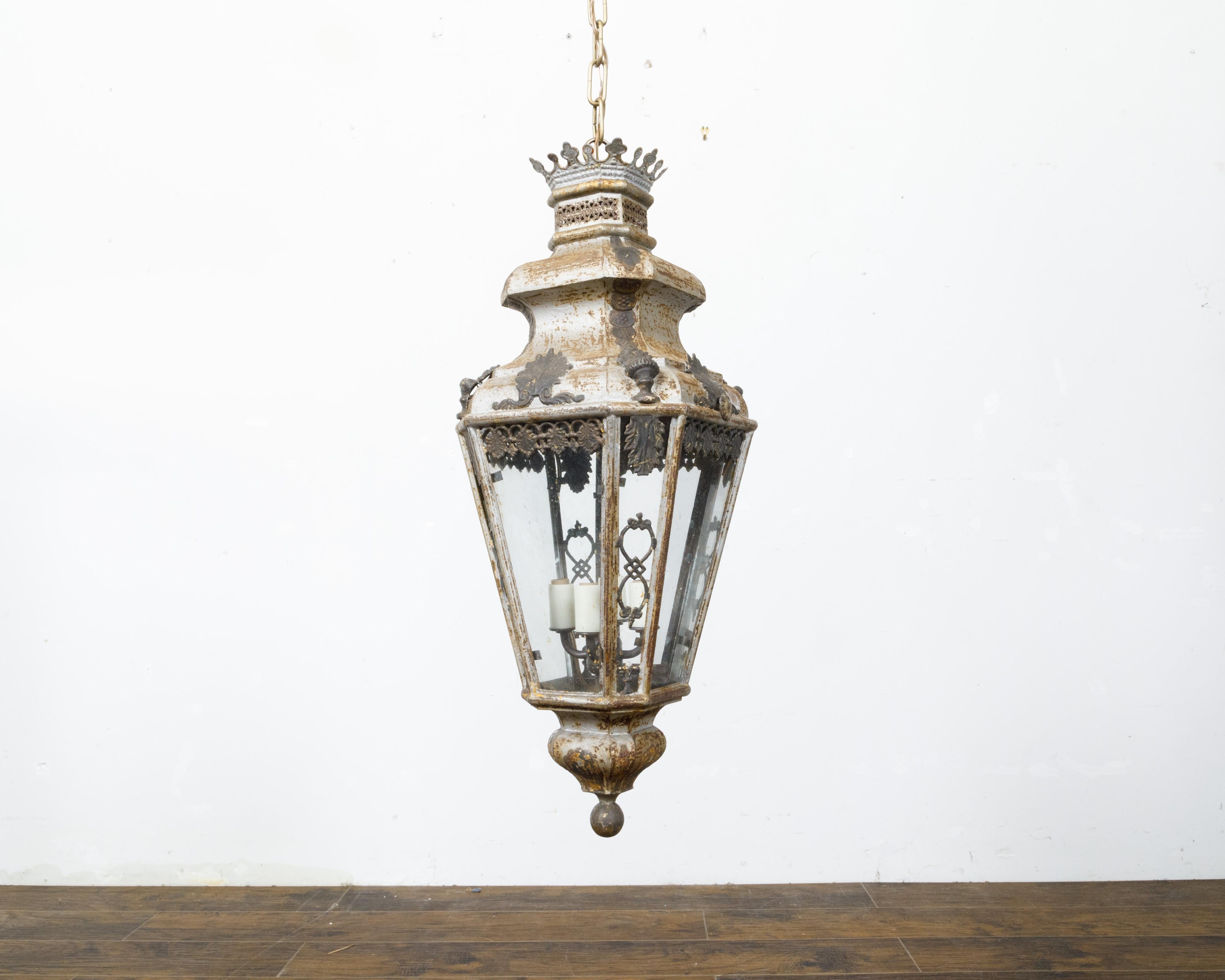Lanterne italienne à quatre lumières en tôle du 19e siècle avec motifs de palmettes, câblée aux États-Unis en vente 9