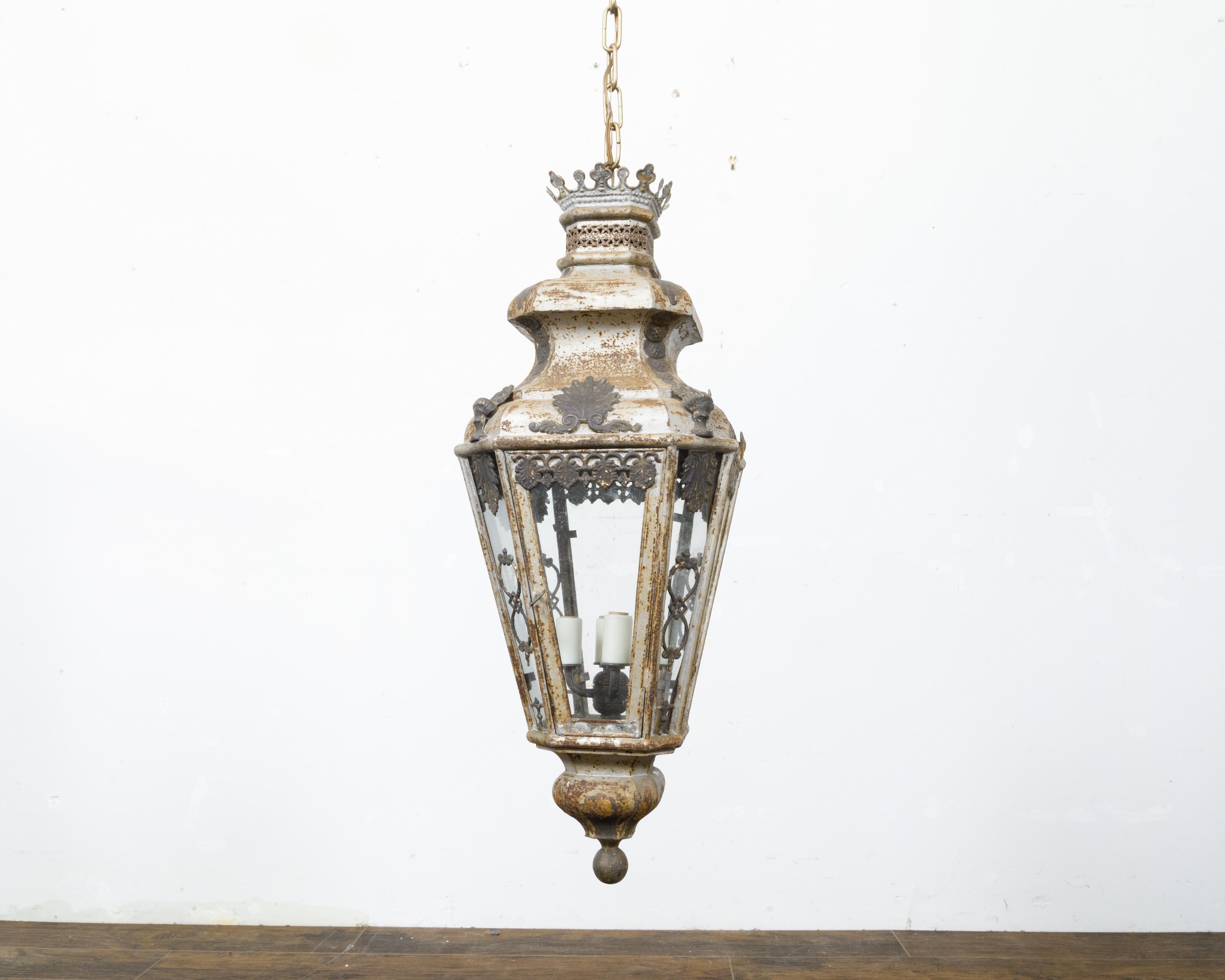 Lanterne italienne à quatre lumières en tôle du 19e siècle avec motifs de palmettes, câblée aux États-Unis en vente 10