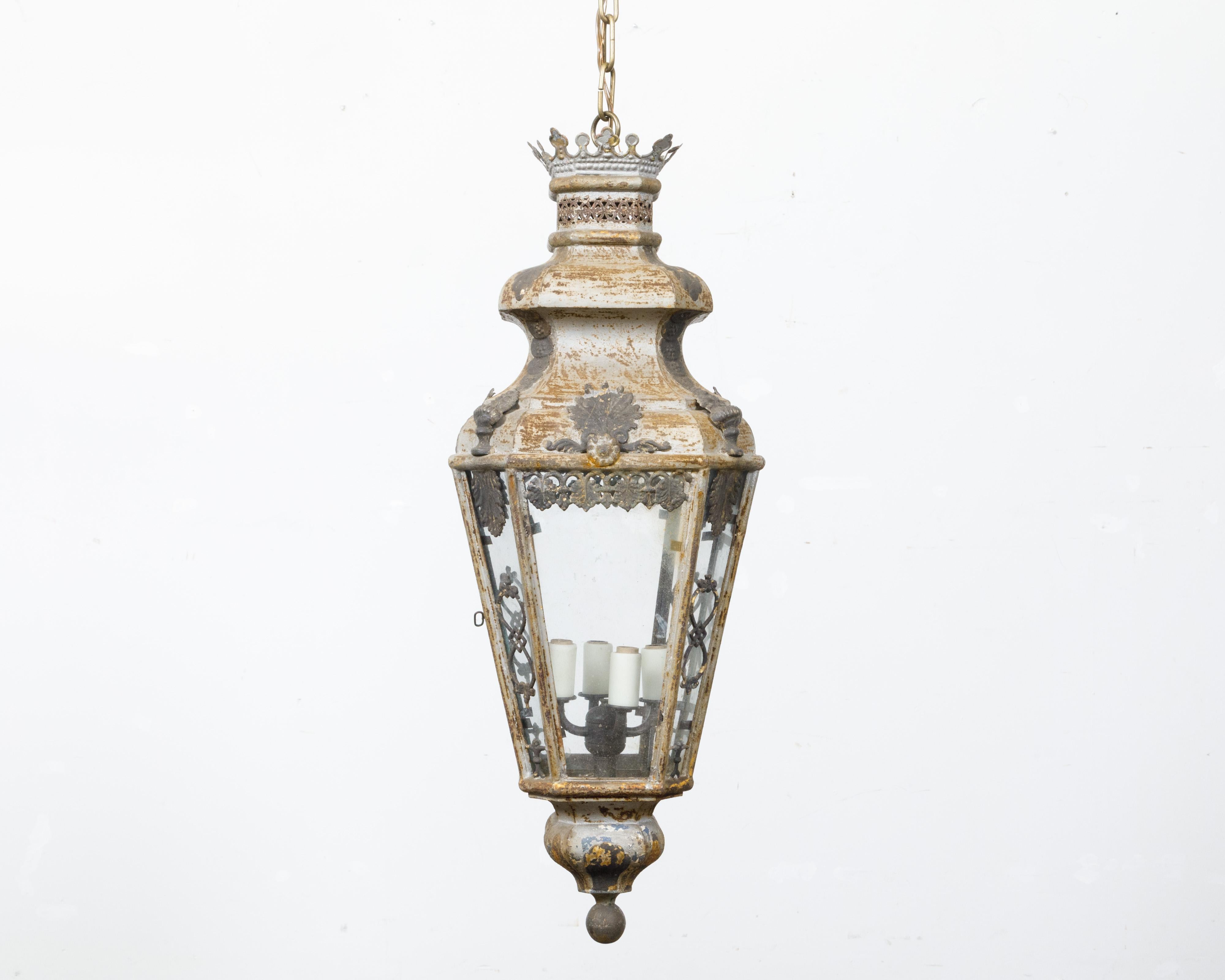 Lanterne tôle italienne à quatre lumières du XIXe siècle, avec finition patinée, motifs de palmettes et panneaux de verre. Cette charmante lanterne tôle italienne du XIXe siècle dégage une élégance et un charme intemporels, ce qui en fait un ajout