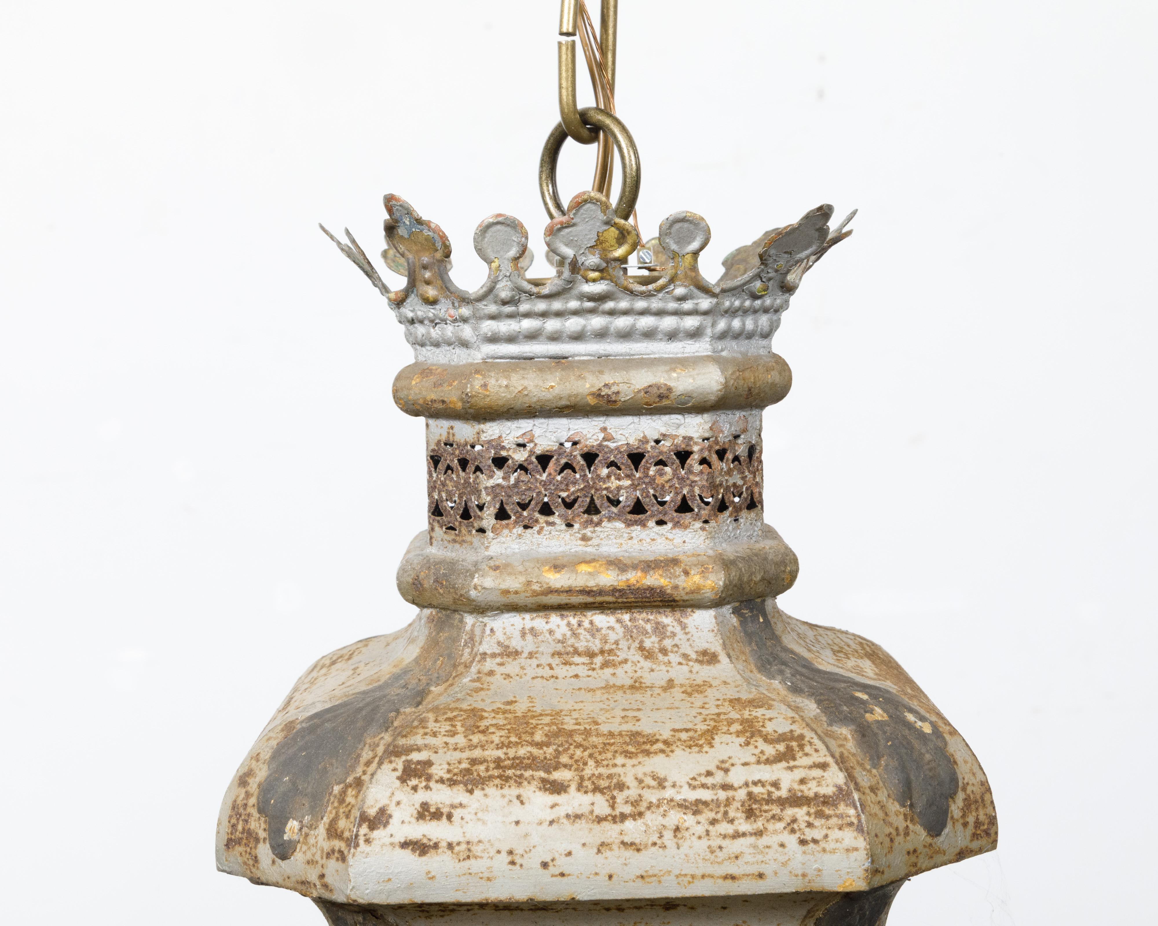 Patiné Lanterne italienne à quatre lumières en tôle du 19e siècle avec motifs de palmettes, câblée aux États-Unis en vente