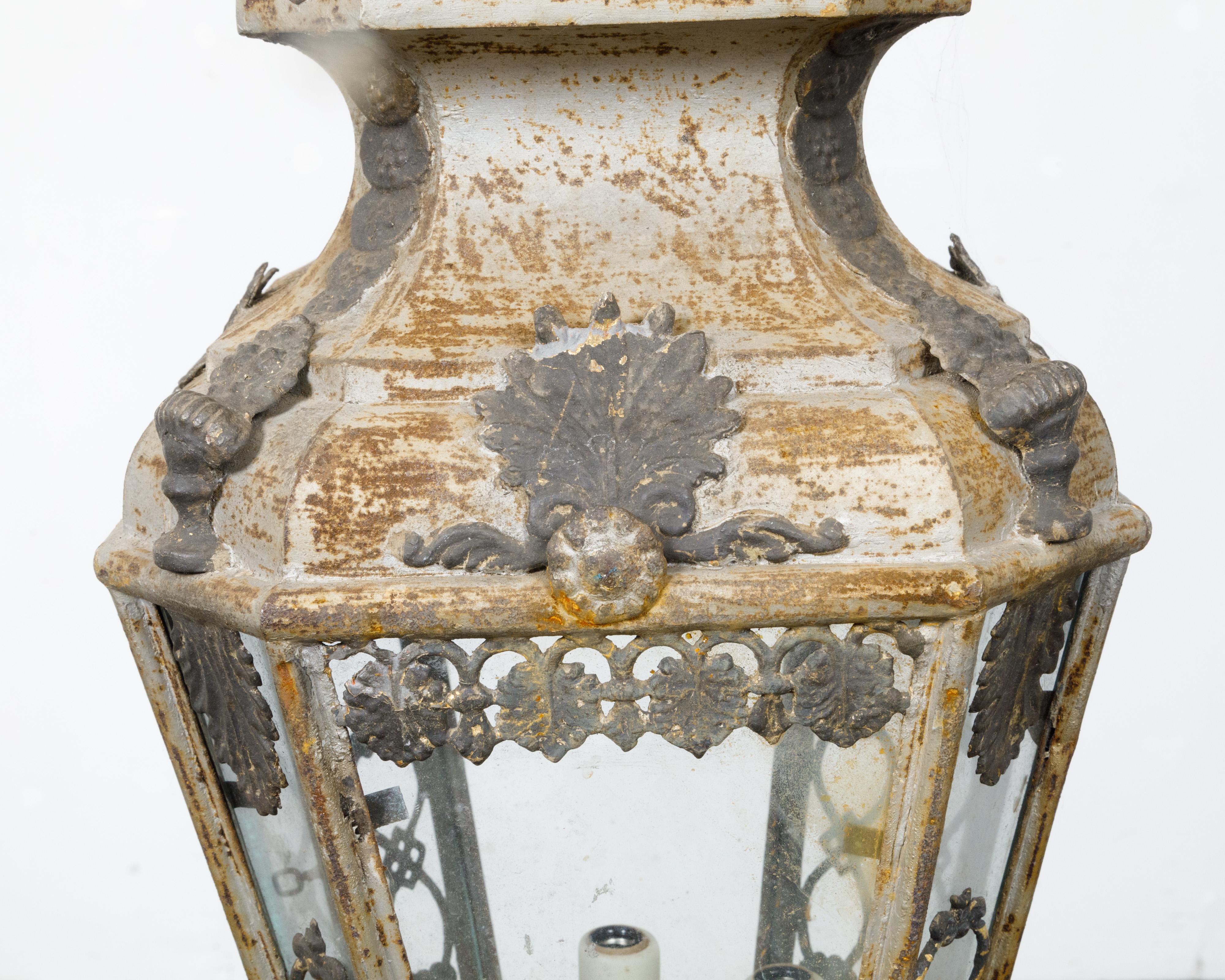 Lanterne italienne à quatre lumières en tôle du 19e siècle avec motifs de palmettes, câblée aux États-Unis Bon état - En vente à Atlanta, GA