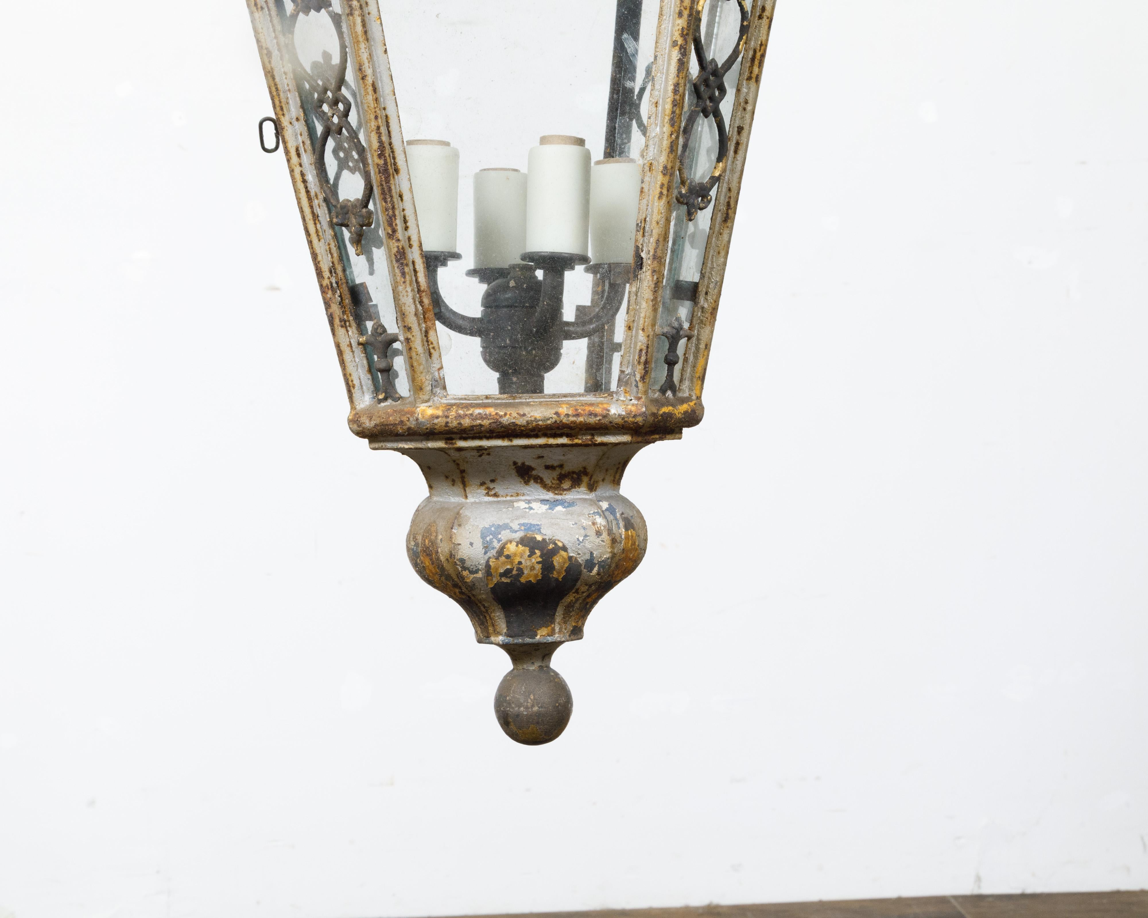 XIXe siècle Lanterne italienne à quatre lumières en tôle du 19e siècle avec motifs de palmettes, câblée aux États-Unis en vente