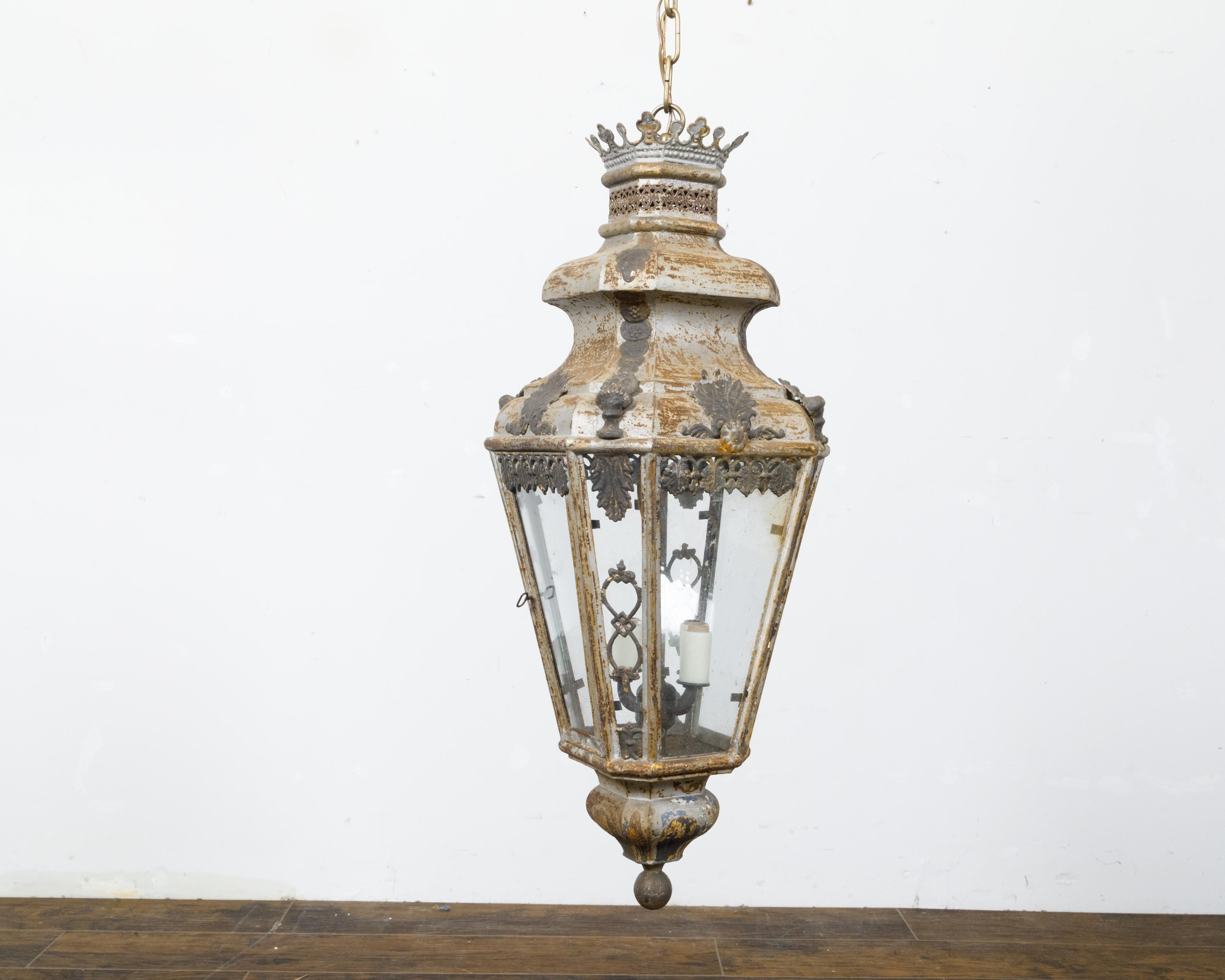Lanterne italienne à quatre lumières en tôle du 19e siècle avec motifs de palmettes, câblée aux États-Unis en vente 2